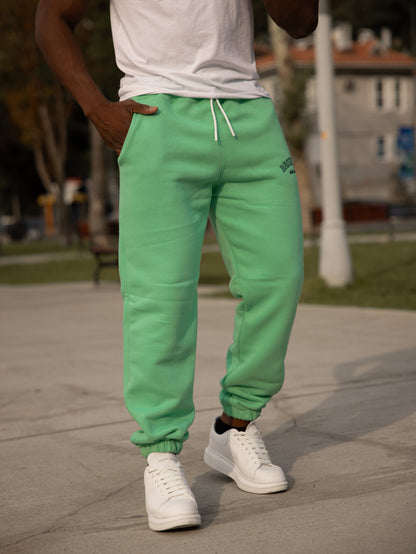 Pantalón de chándal de algodón y poliéster BROOKLYN, color verde manzana, ideal para un look casual y cómodo.