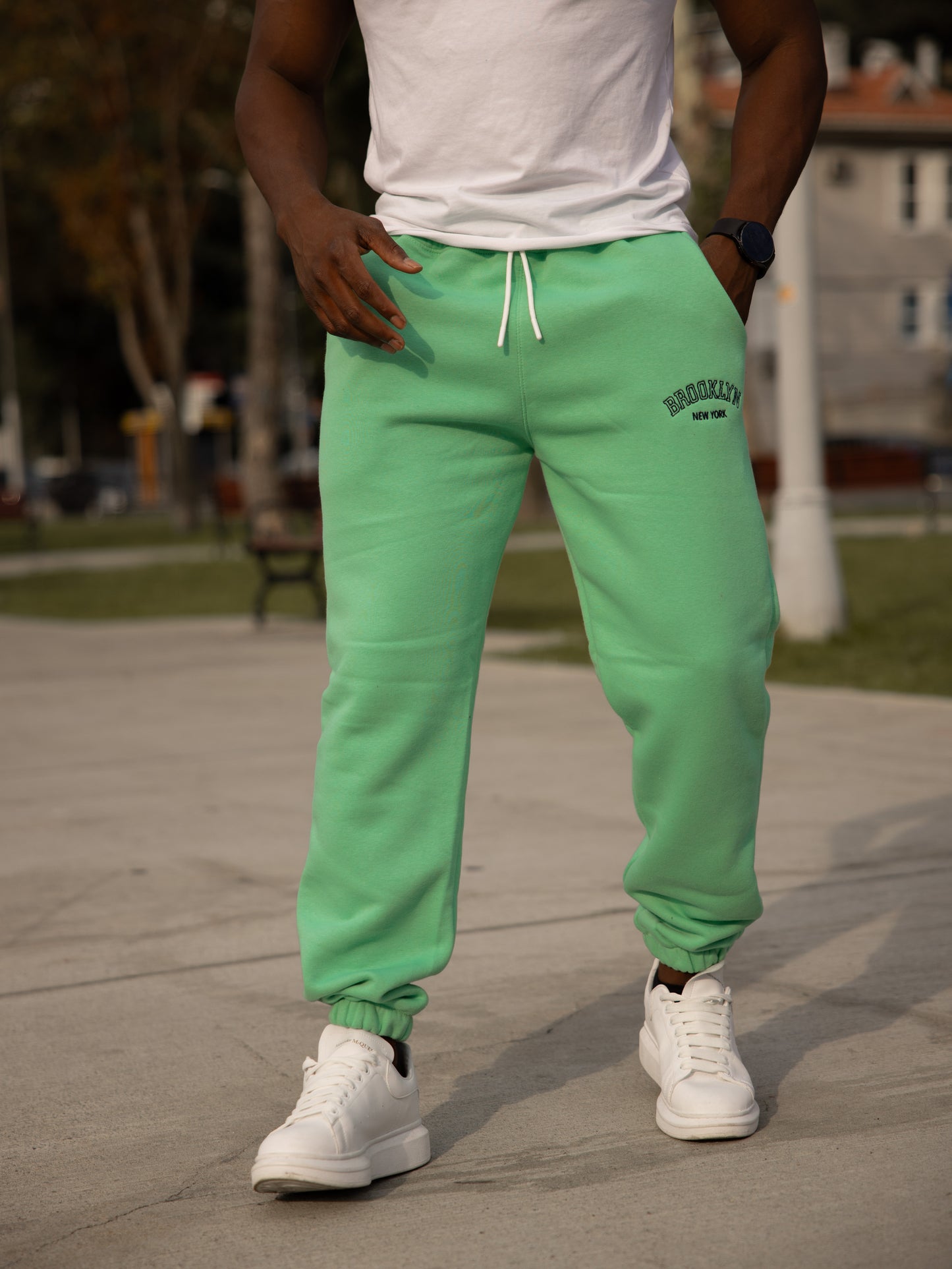 Pantalón de chándal de algodón y poliéster BROOKLYN, color verde manzana, ideal para un look casual y cómodo.