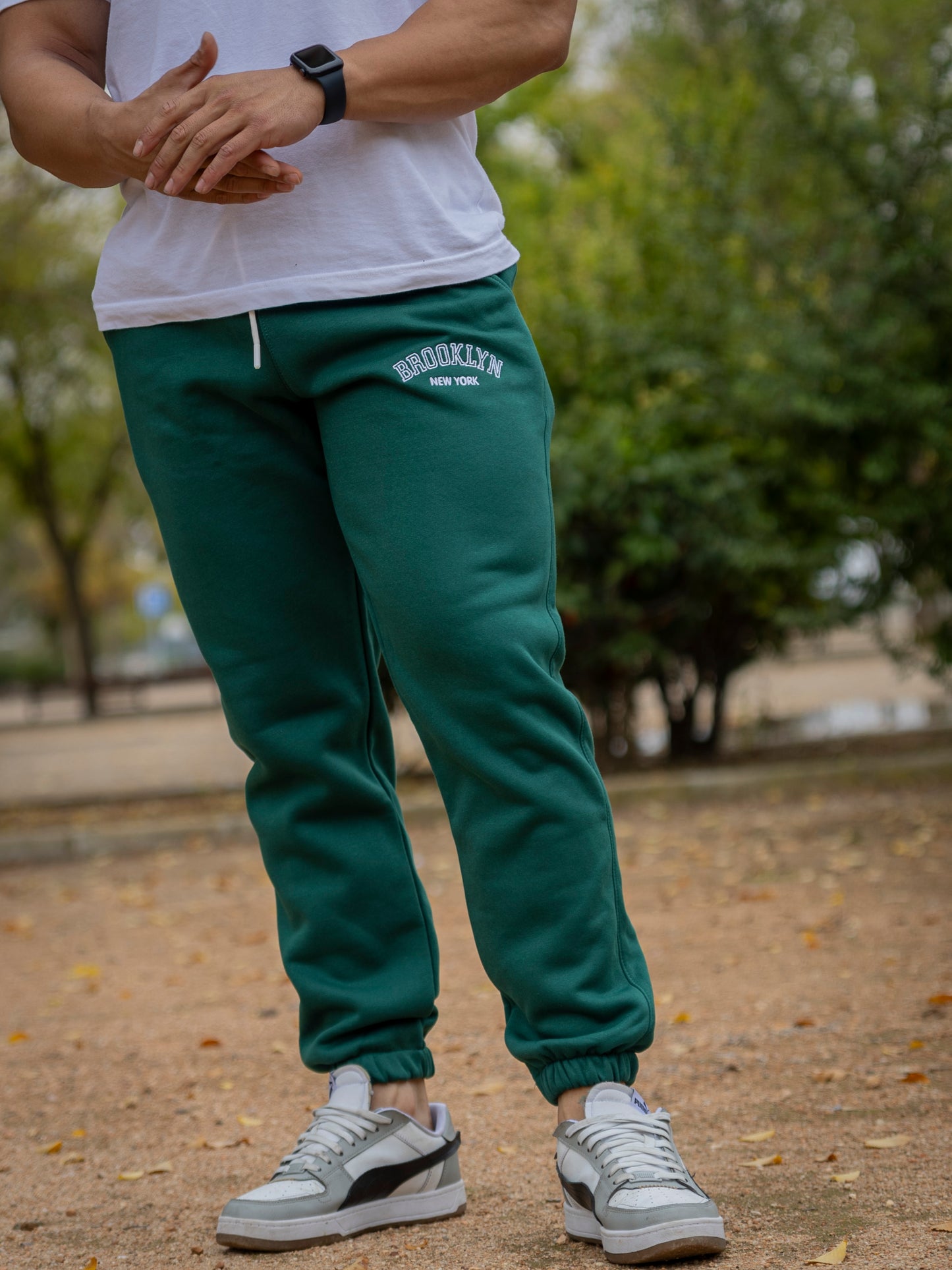 Pantalón de chándal de algodón y poliéster BROOKLYN, color verde, ideal para un look casual y cómodo.