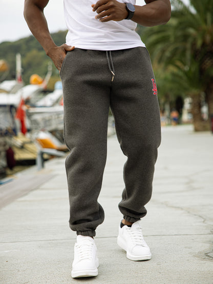 Pantalón de chándal L.A. de algodón y poliéster, diseño cómodo con puños en los tobillos, estilo deportivo y urbano en color gris