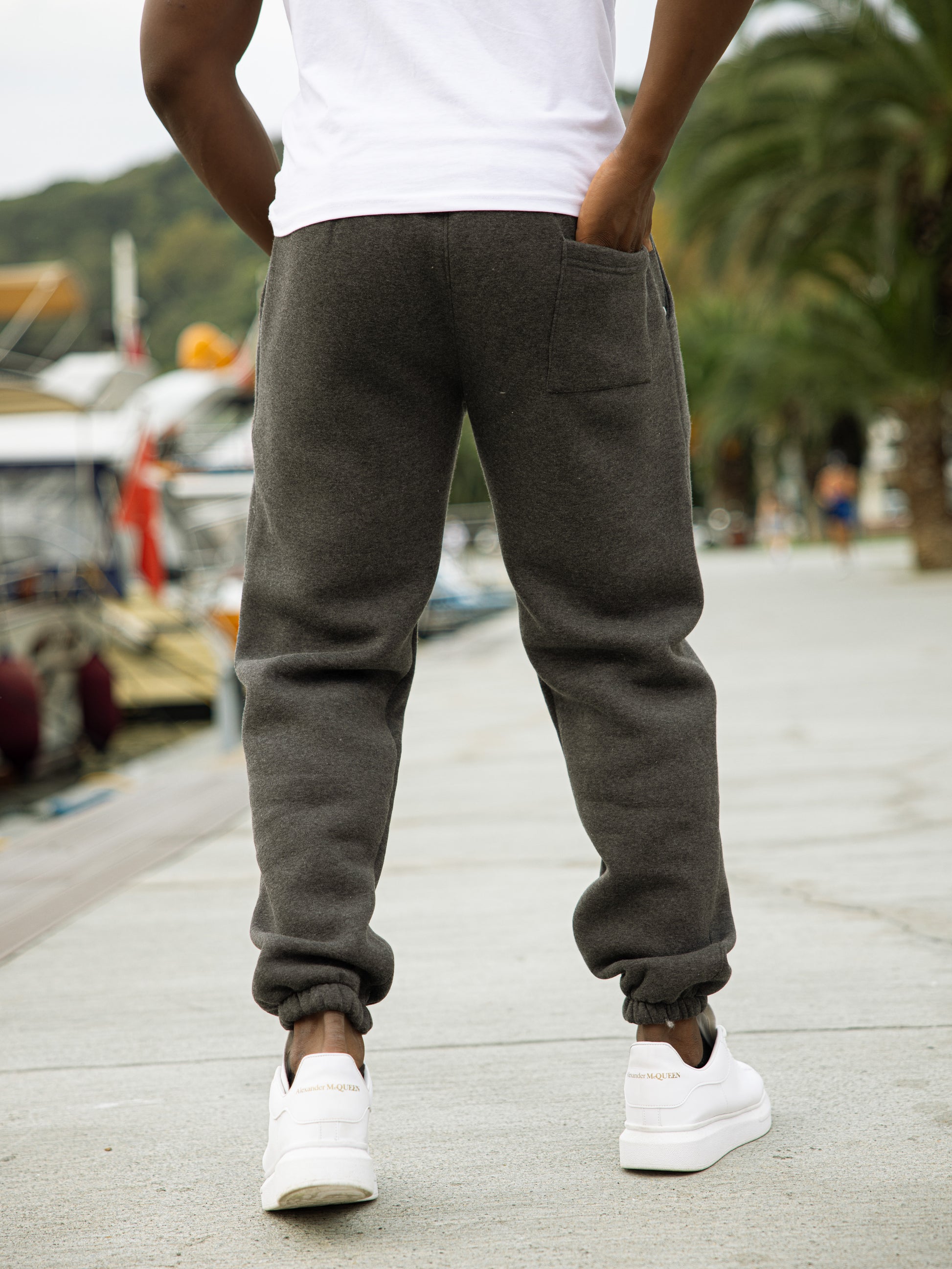 Pantalón de chándal L.A. de algodón y poliéster, diseño cómodo con puños en los tobillos, estilo deportivo y urbano en color gris