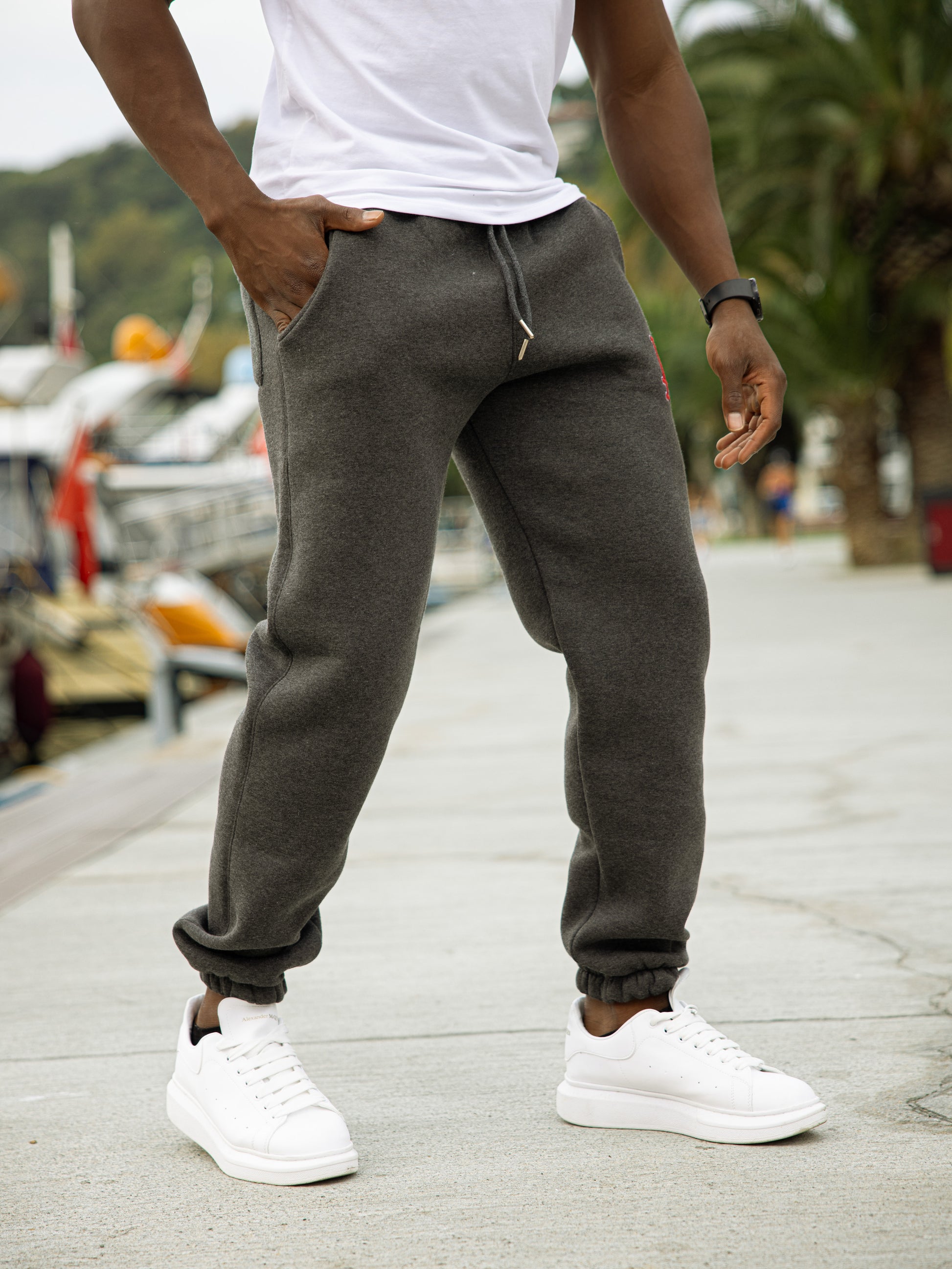 Pantalón de chándal L.A. de algodón y poliéster, diseño cómodo con puños en los tobillos, estilo deportivo y urbano en color gris