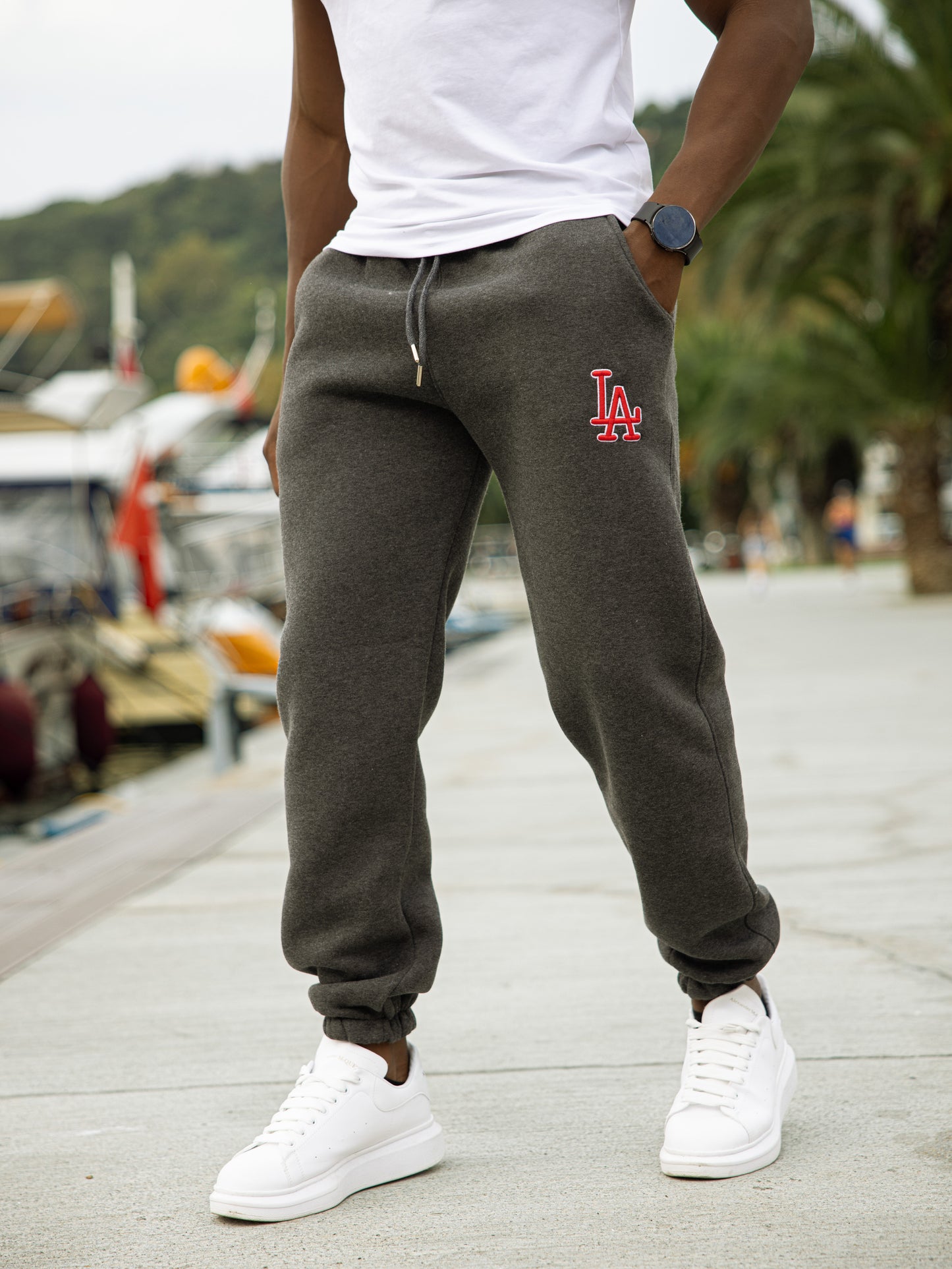 Pantalón de chándal L.A. de algodón y poliéster, diseño cómodo con puños en los tobillos, estilo deportivo y urbano en color gris