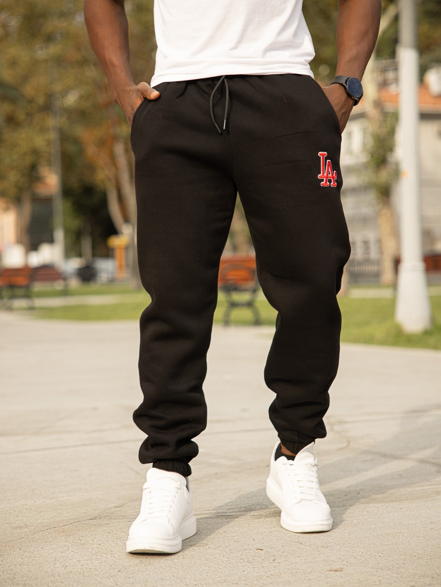 Pantalón de chándal L.A. de algodón y poliéster, diseño cómodo con puños en los tobillos, estilo deportivo y urbano en color negro