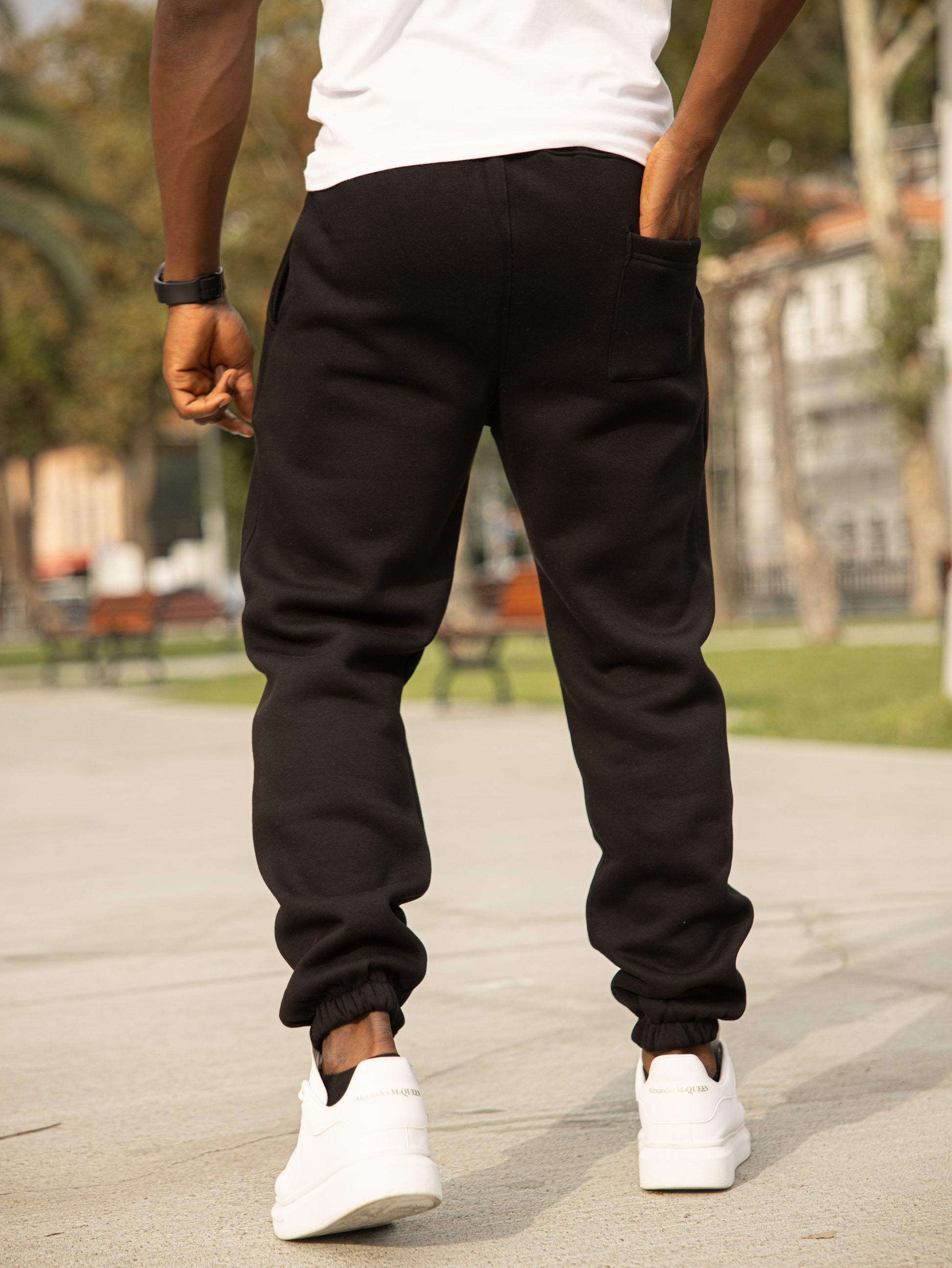 Pantalón de chándal L.A. de algodón y poliéster, diseño cómodo con puños en los tobillos, estilo deportivo y urbano en color negro