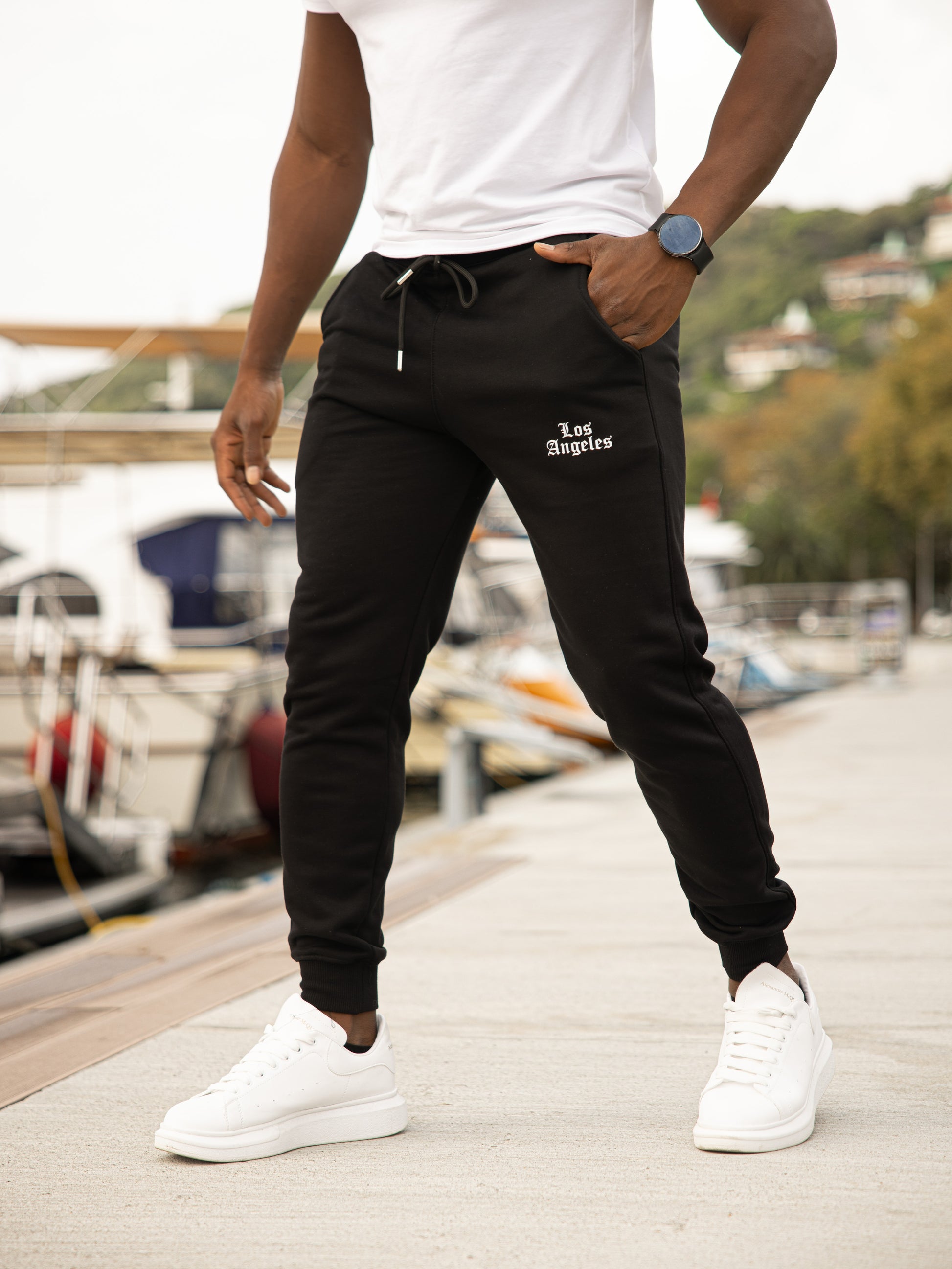 Pantalón de chándal 100% algodón color negro modelo LOS ANGELES, ideal para un estilo casual y cómodo.