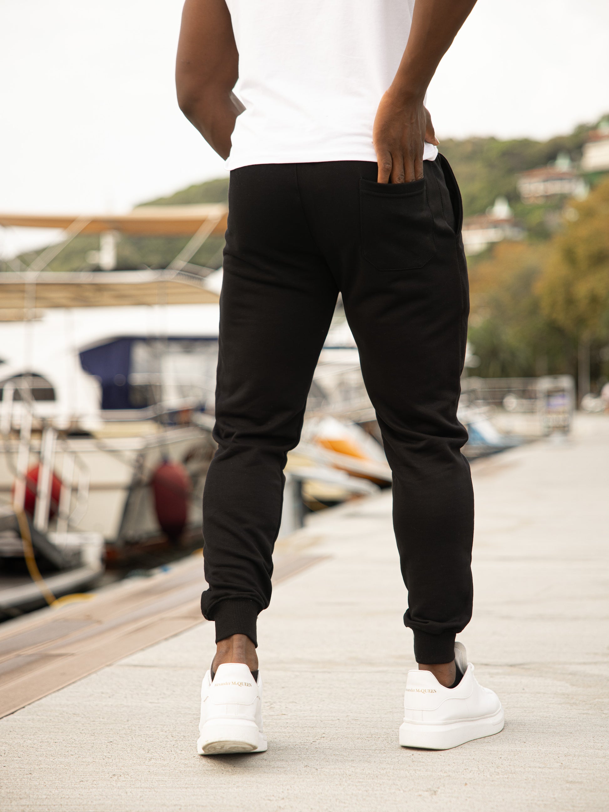 Pantalón de chándal 100% algodón color negro modelo LOS ANGELES, ideal para un estilo casual y cómodo.