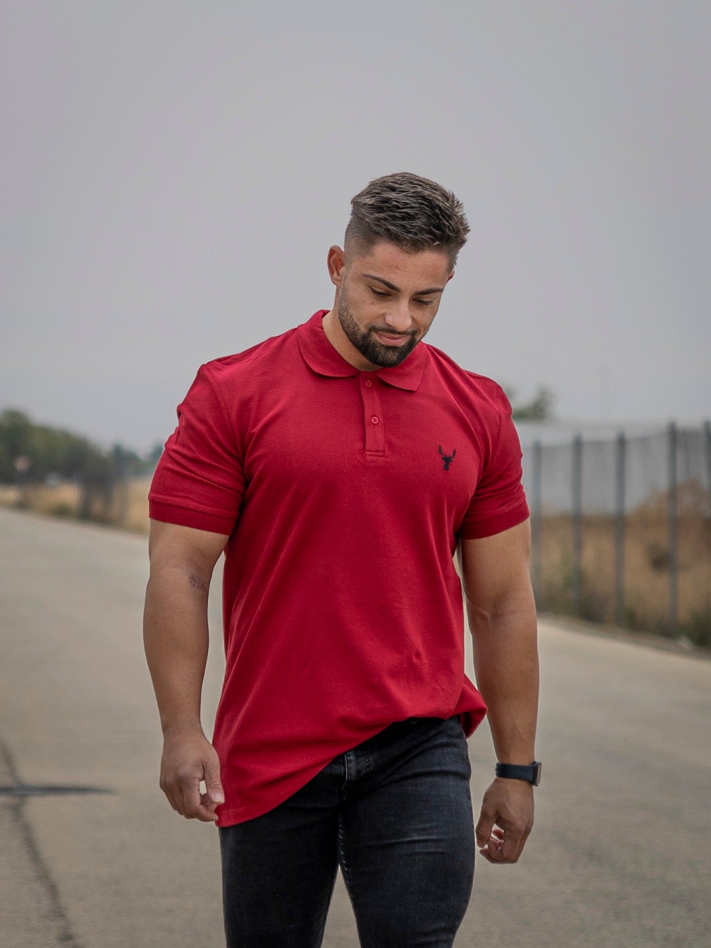 Polo para hombre de manga corta en algodón 100%, ideal para un look casual. Color rojo. Suave y transpirable, perfecto para cualquier ocasión.