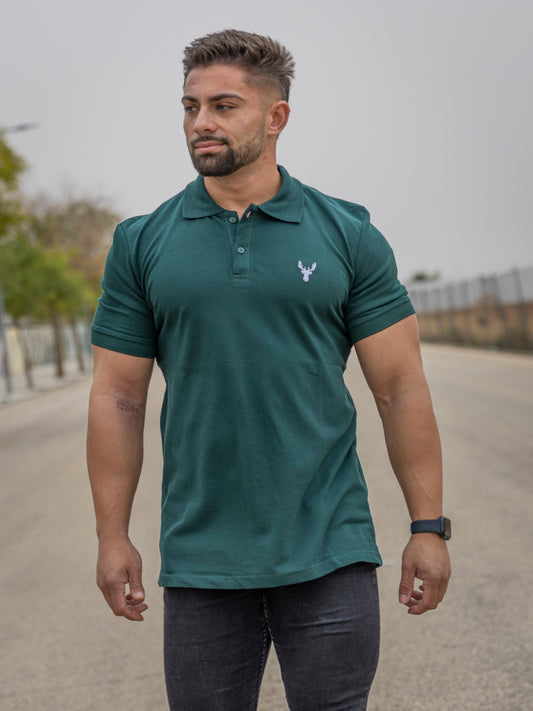 Polo para hombre de manga corta en algodón 100%, ideal para un look casual. Color verde botella. Suave y transpirable, perfecto para cualquier ocasión.