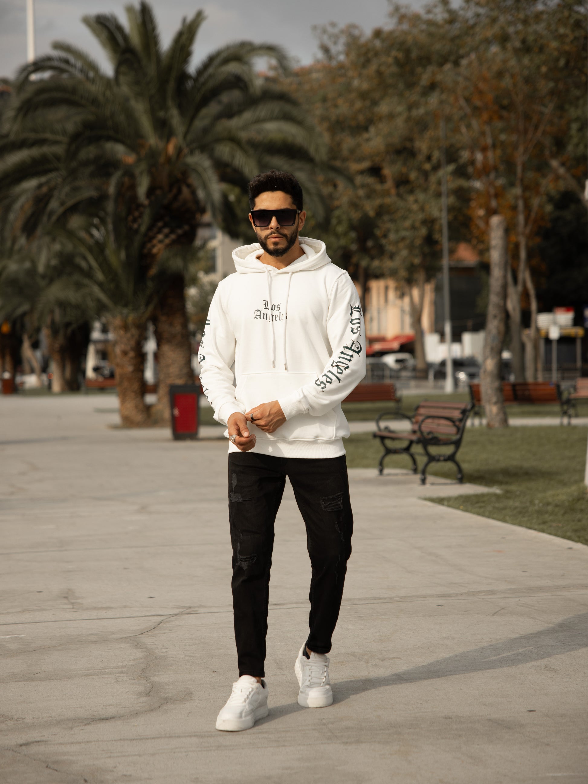 Sudadera con capucha 100% algodón, corte regular fit, diseño Los Angeles, estilo casual y cómodo, perfecta para el día a día. Color blanco.