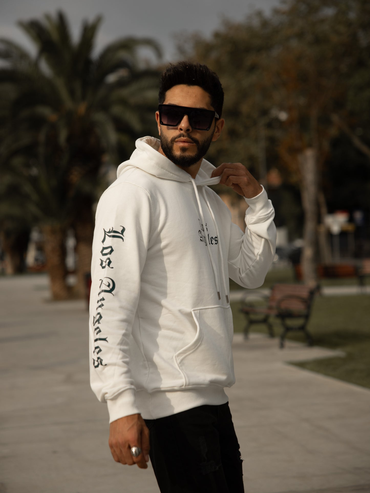 Sudadera con capucha 100% algodón, corte regular fit, diseño Los Angeles, estilo casual y cómodo, perfecta para el día a día. Color blanco.