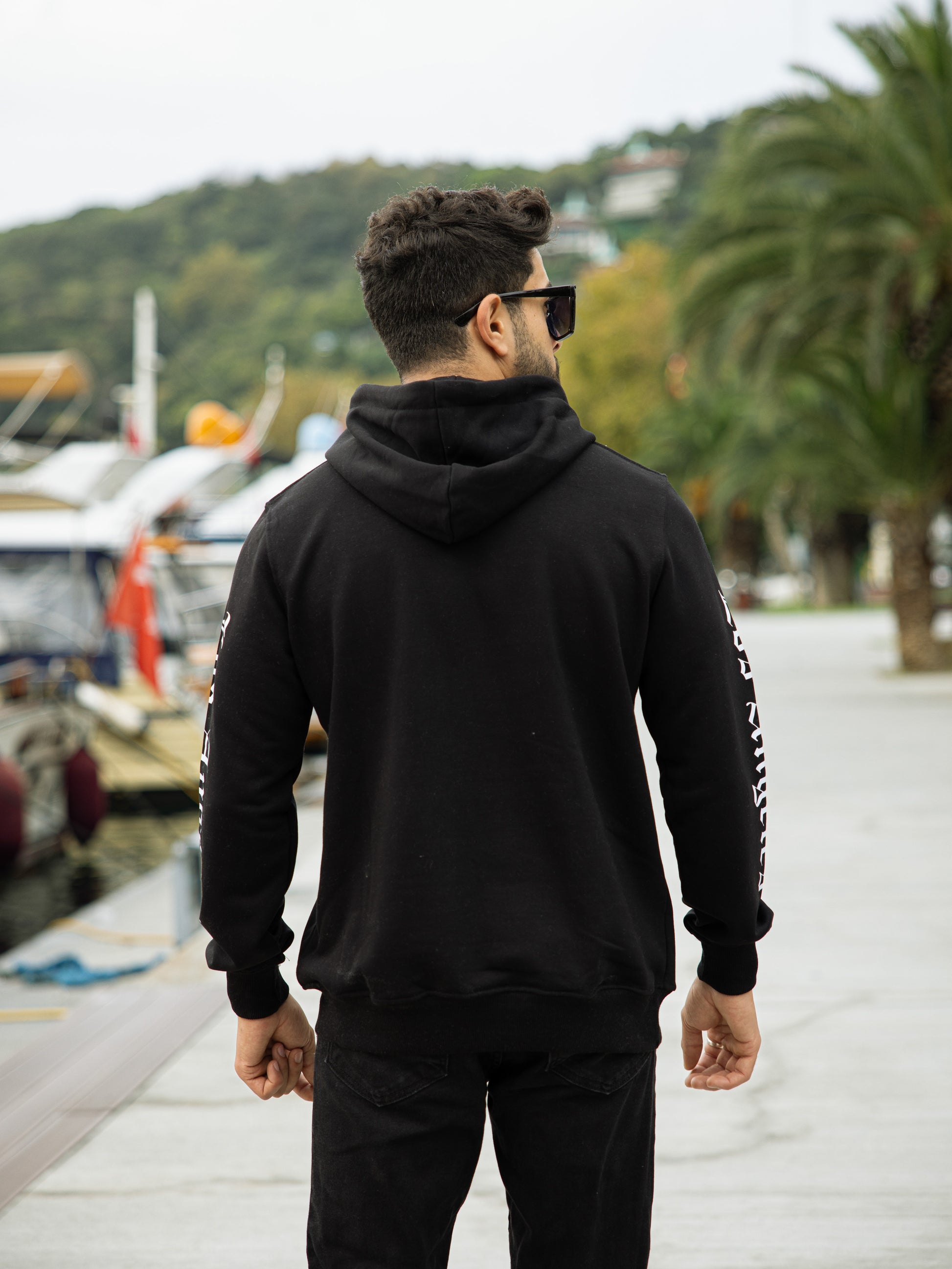 Sudadera con capucha 100% algodón, corte regular fit, diseño Los Angeles, estilo casual y cómodo, perfecta para el día a día. Color negro.