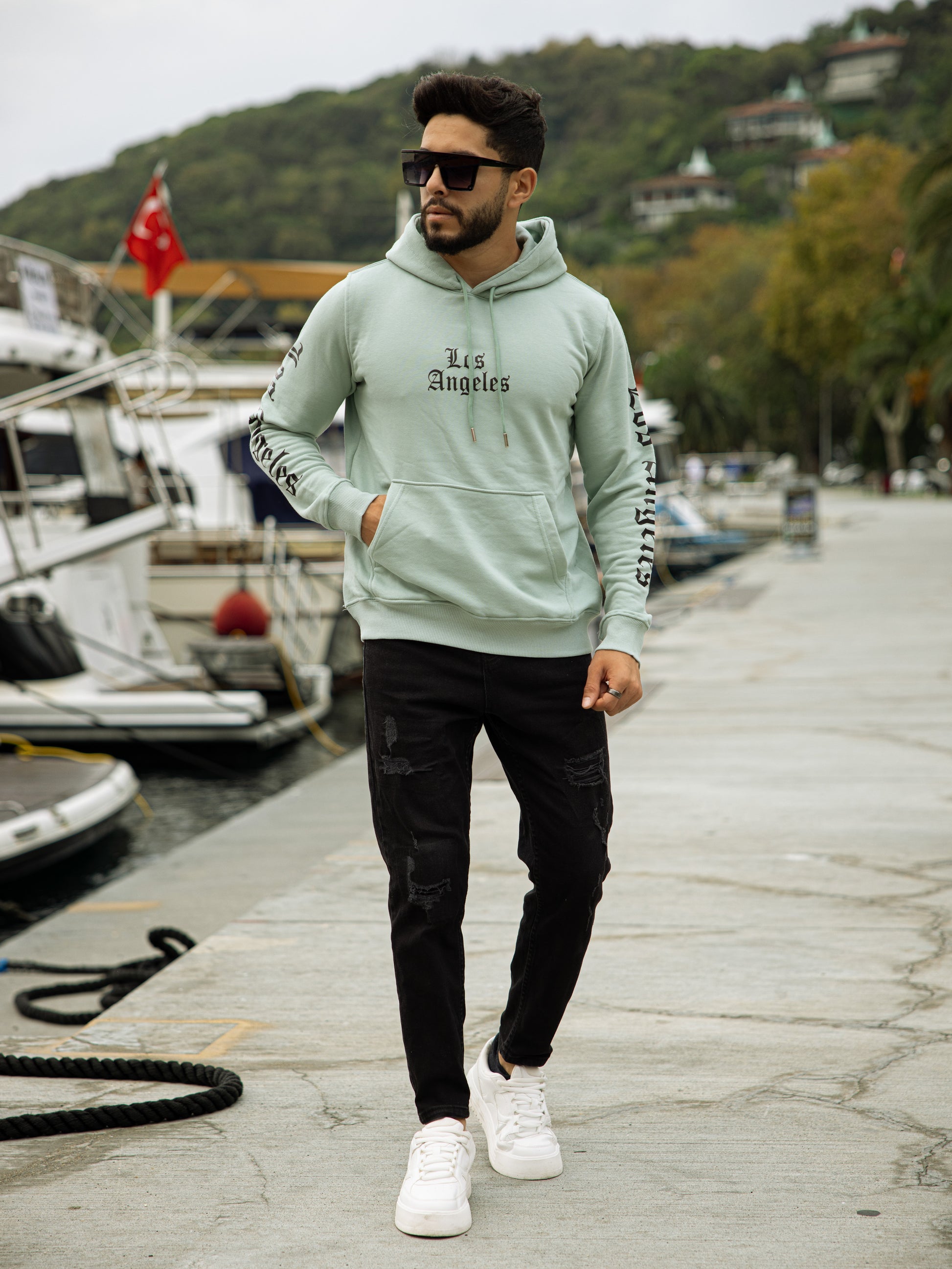 Sudadera con capucha 100% algodón, corte regular fit, diseño Los Angeles, estilo casual y cómodo, perfecta para el día a día. Color verde agua.