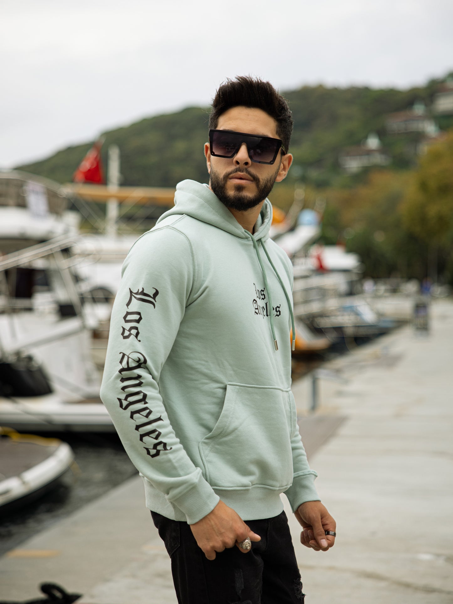 Sudadera con capucha 100% algodón, corte regular fit, diseño Los Angeles, estilo casual y cómodo, perfecta para el día a día. Color verde agua.