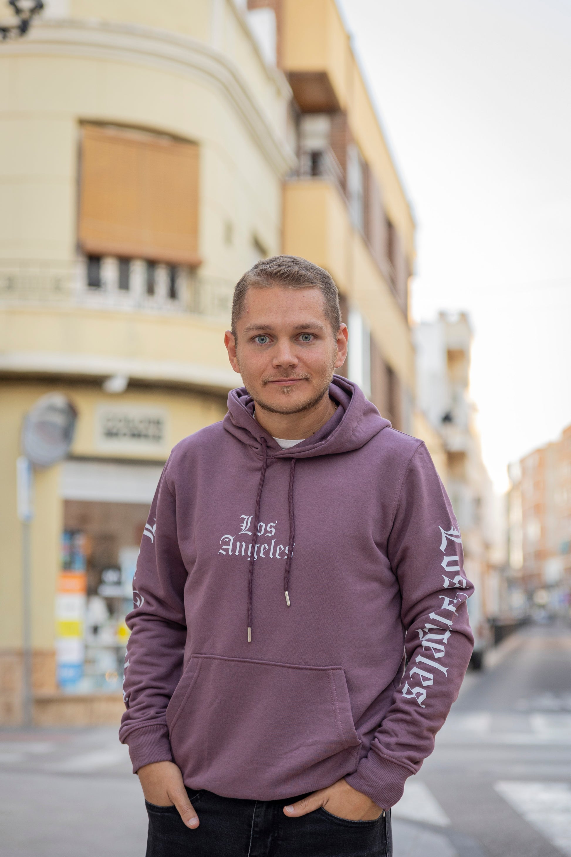 Sudadera con capucha 100% algodón, corte regular fit, diseño Los Angeles, estilo casual y cómodo, perfecta para el día a día. Color violeta.