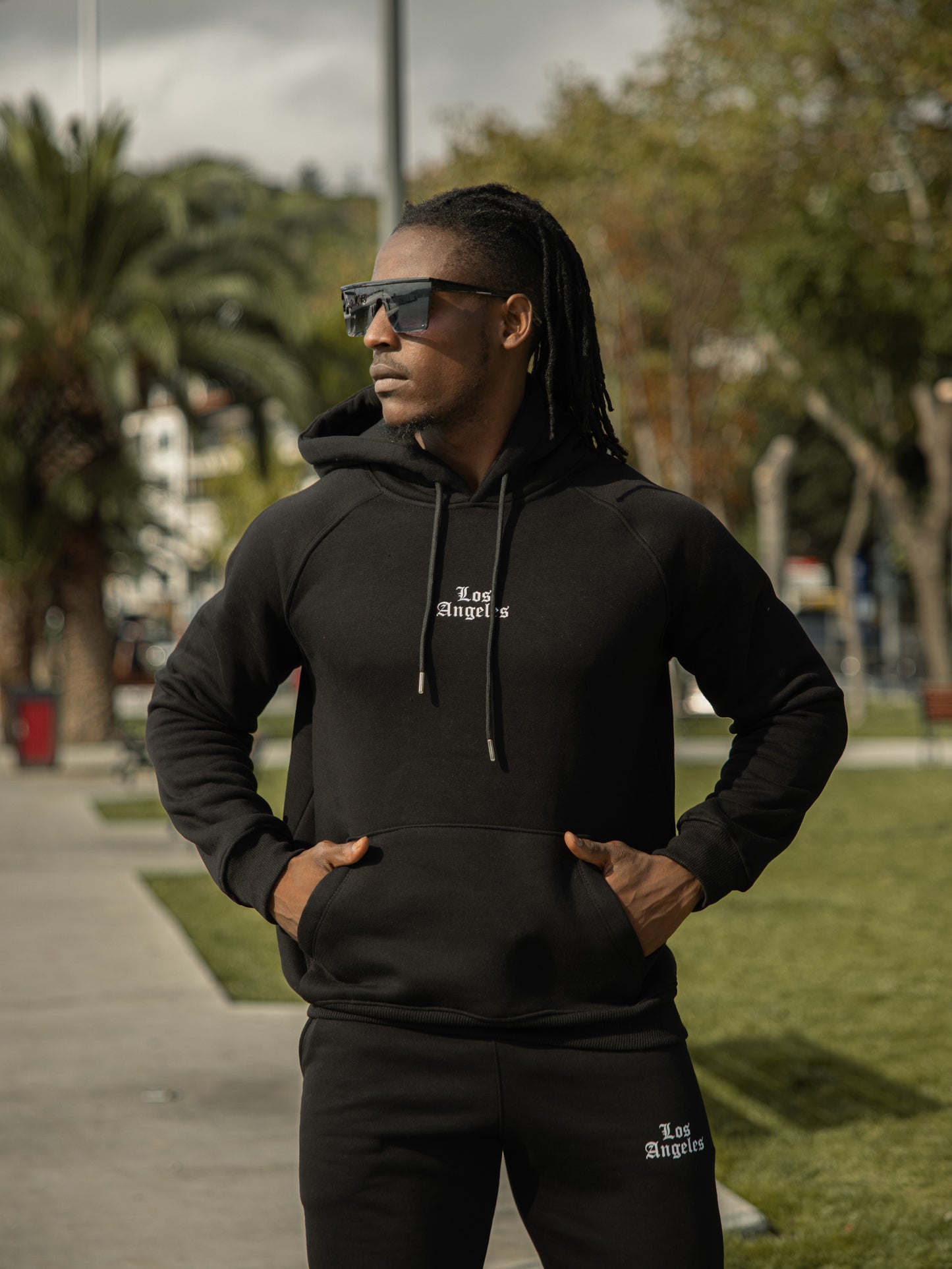 Sudadera con capucha THE ANGEL Regular Fit de algodón y poliéster, diseño cómodo y moderno en color negro, perfecta para un estilo casual y urbano