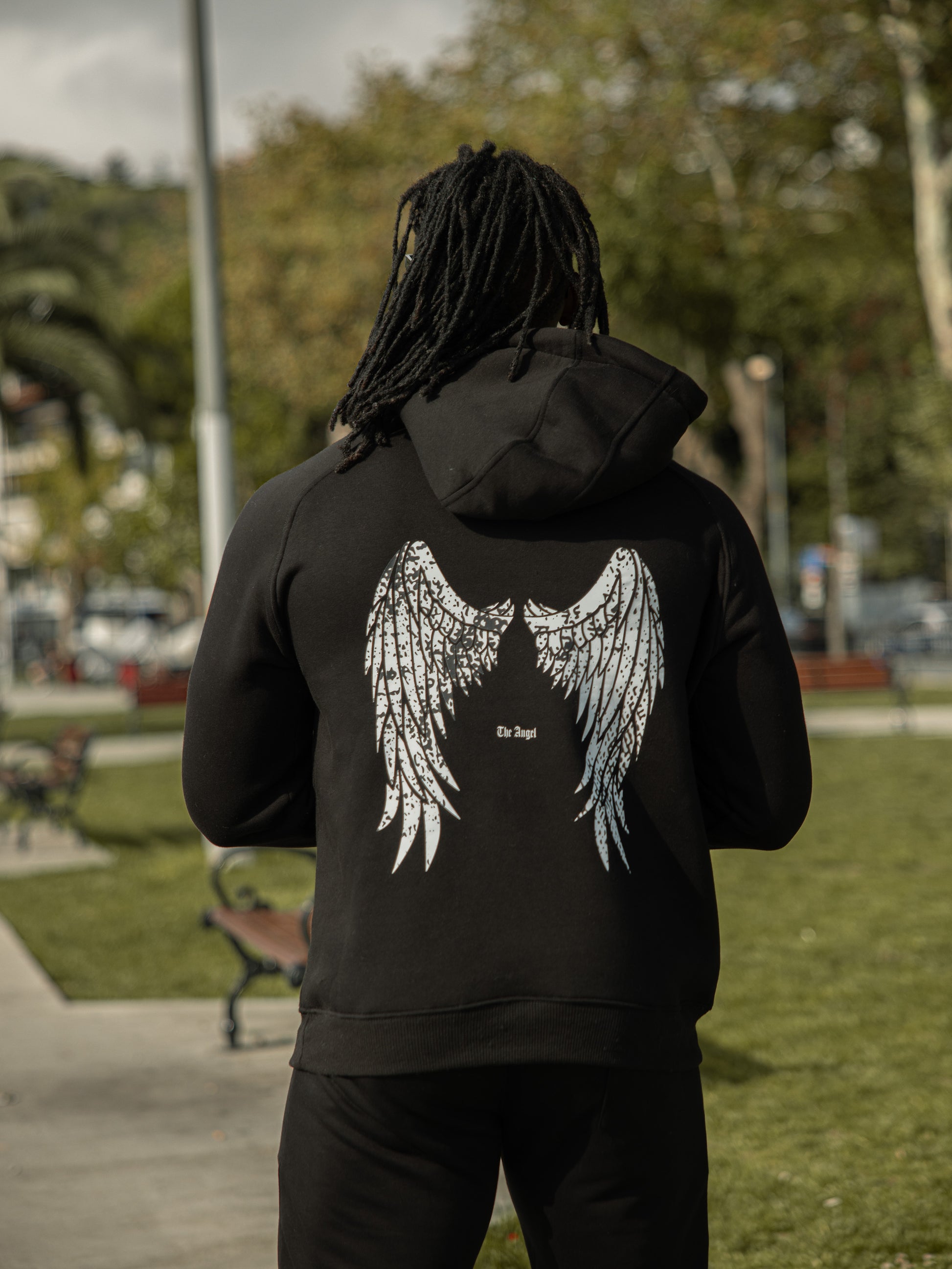 Sudadera con capucha THE ANGEL Regular Fit de algodón y poliéster, diseño cómodo y moderno en color negro, perfecta para un estilo casual y urbano