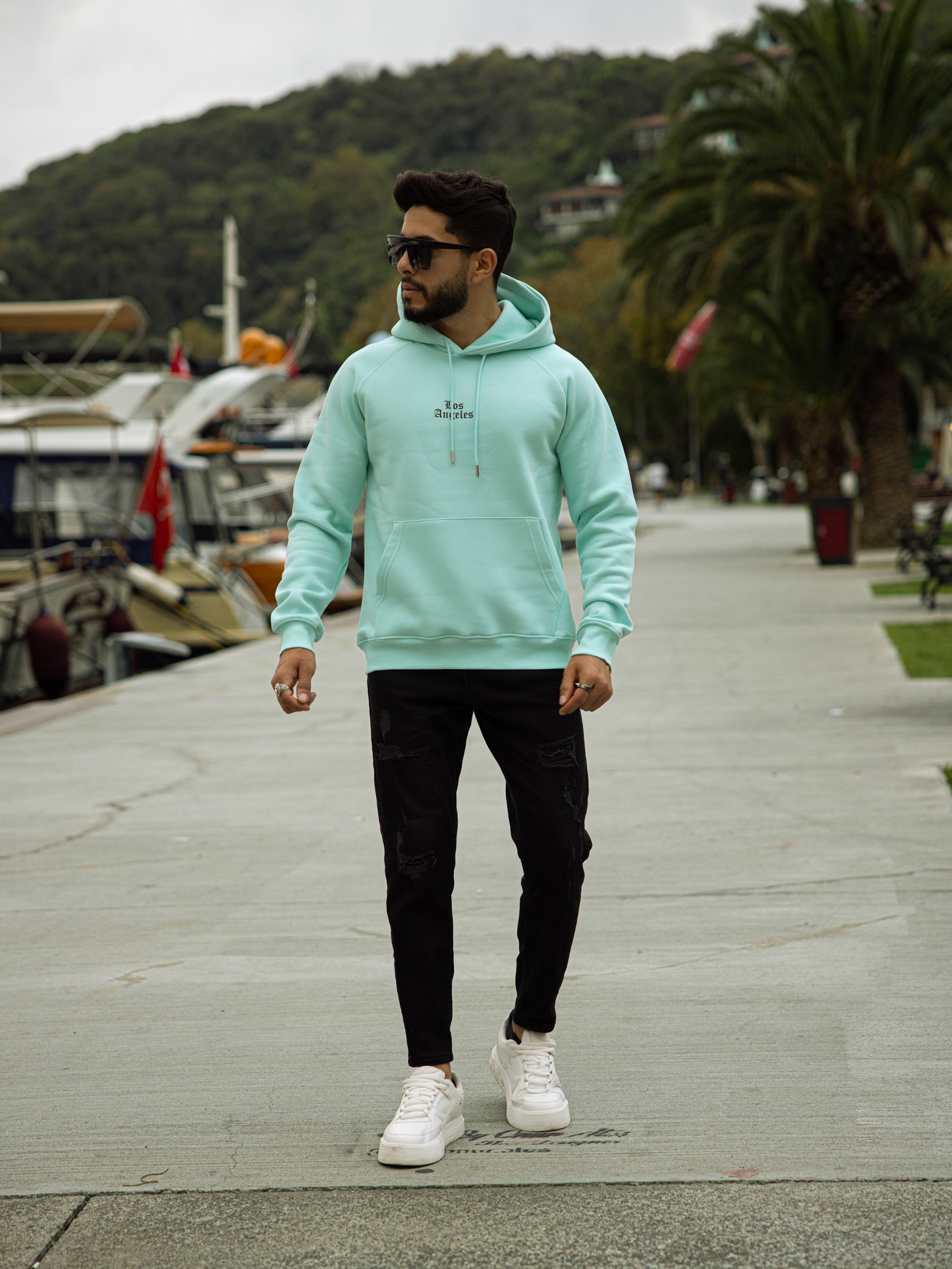 Sudadera con capucha THE ANGEL Regular Fit de algodón y poliéster, diseño cómodo y moderno en color turquesa, perfecta para un estilo casual y urbano