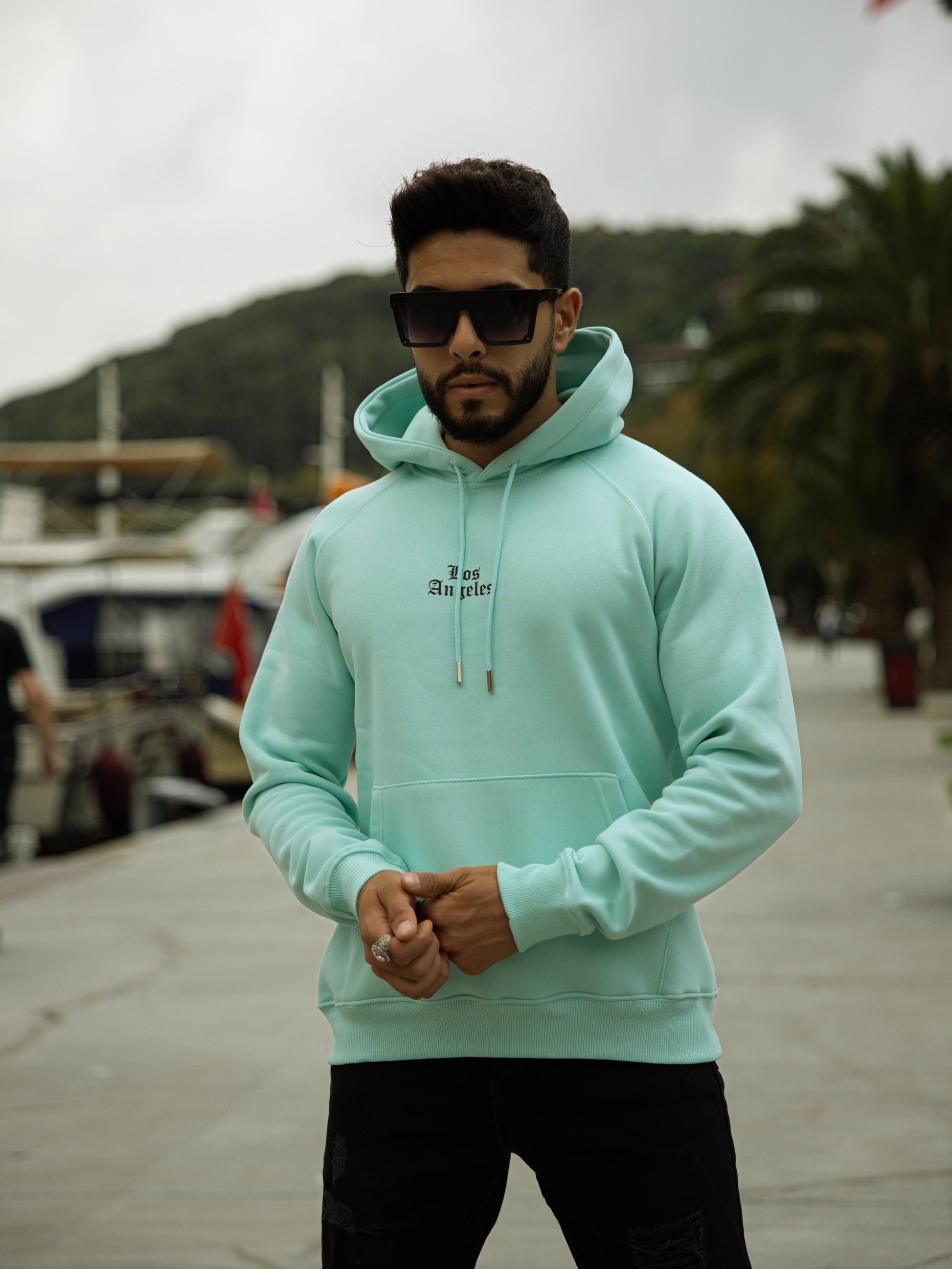 Sudadera con capucha THE ANGEL Regular Fit de algodón y poliéster, diseño cómodo y moderno en color turquesa, perfecta para un estilo casual y urbano