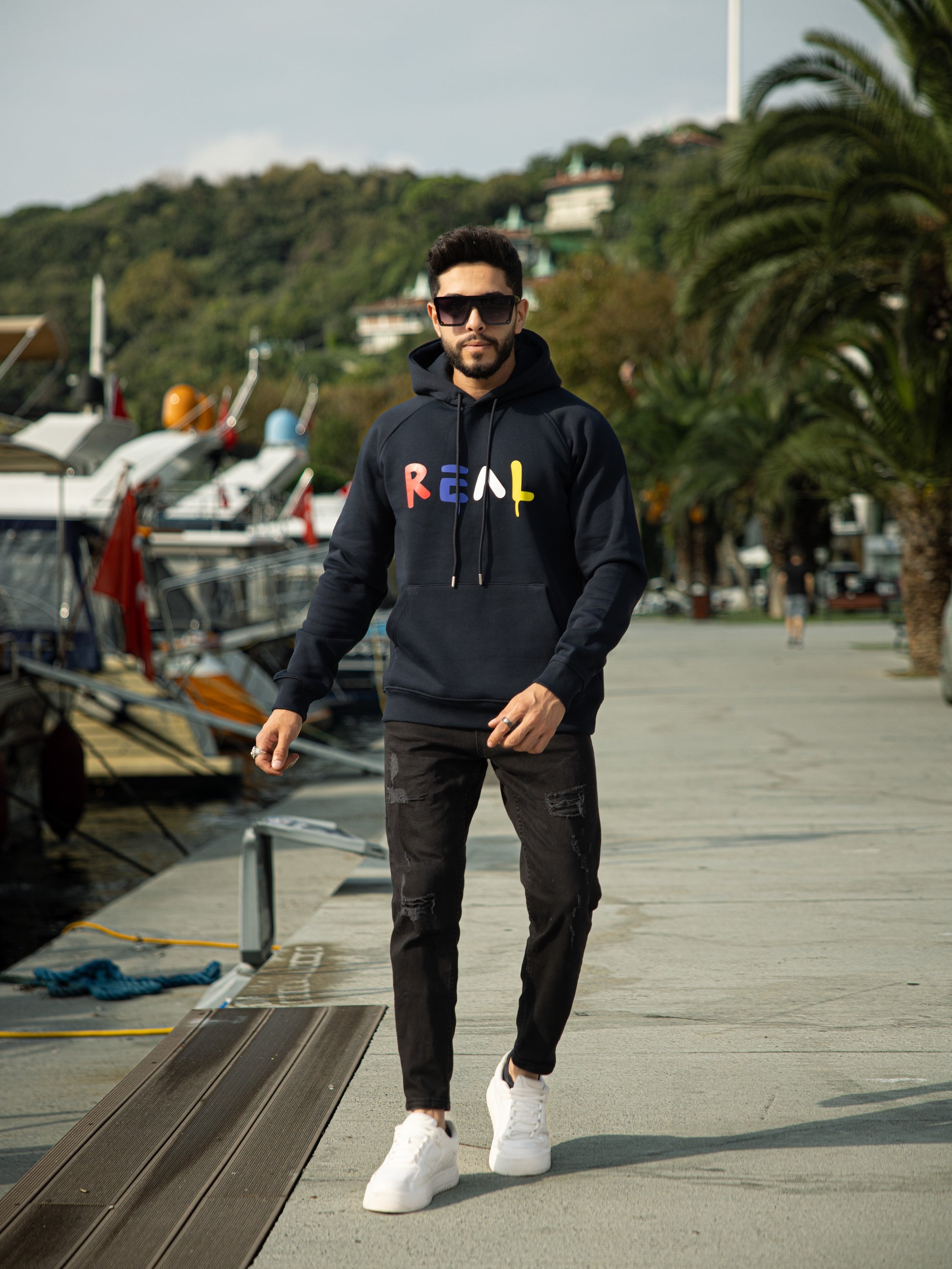 Sudadera con capucha de algodón y poliéster en corte regular fit, modelo Real. Ideal para un look casual y cómodo.