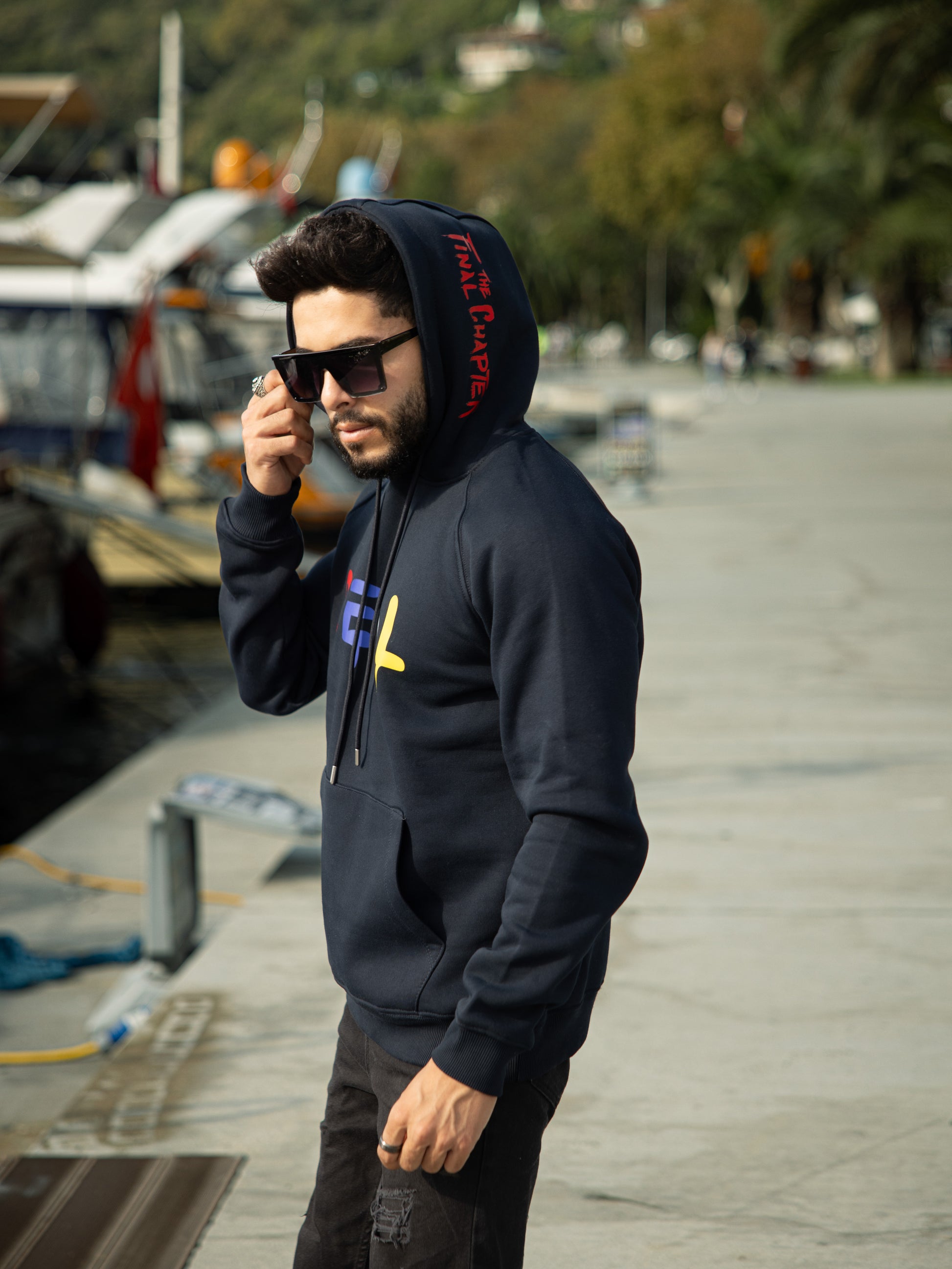 Sudadera con capucha de algodón y poliéster en corte regular fit, modelo Real. Ideal para un look casual y cómodo.