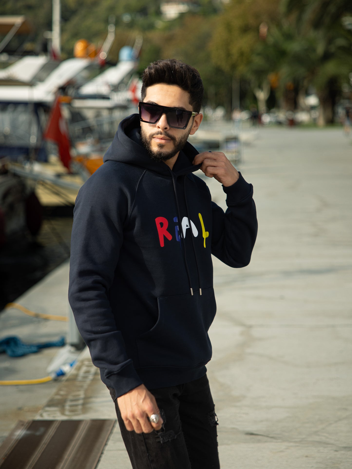 Sudadera con capucha de algodón y poliéster en corte regular fit, modelo Real. Ideal para un look casual y cómodo.