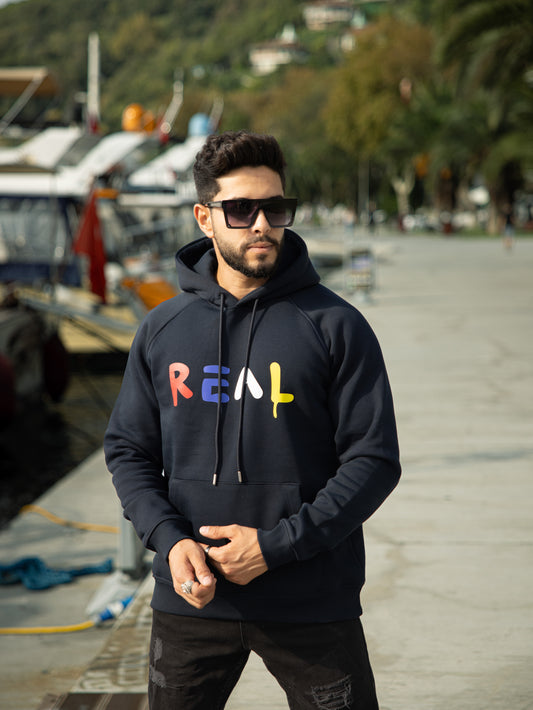 Sudadera con capucha de algodón y poliéster en corte regular fit, modelo Real. Ideal para un look casual y cómodo.