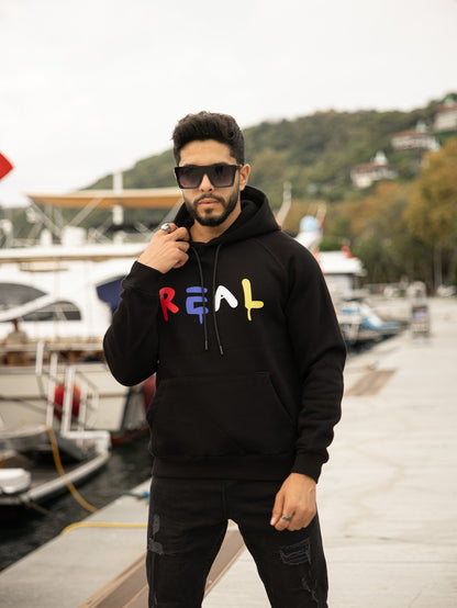 Sudadera con capucha de algodón y poliéster en corte regular fit, modelo Real. Ideal para un look casual y cómodo.