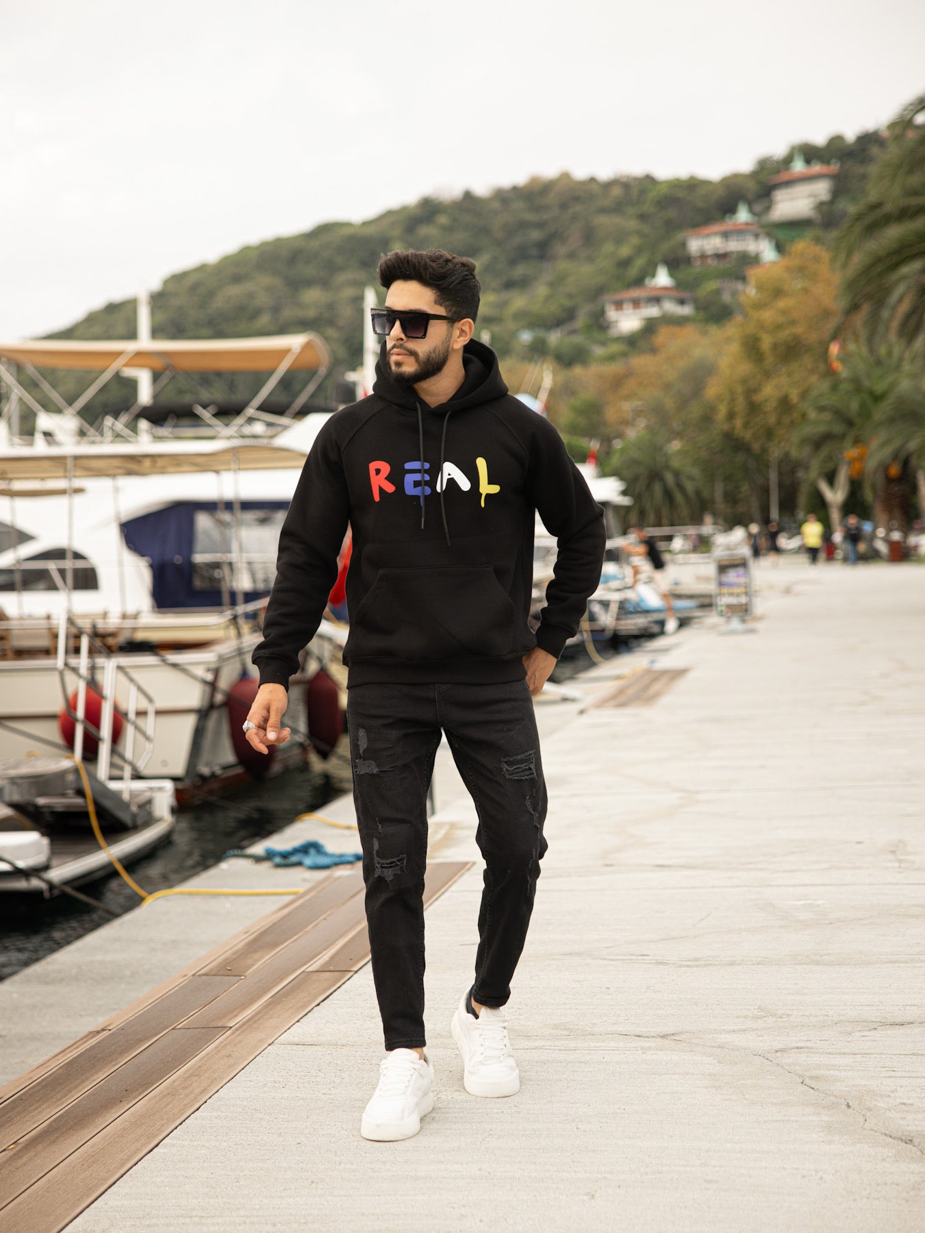 Sudadera con capucha de algodón y poliéster en corte regular fit, modelo Real. Ideal para un look casual y cómodo.