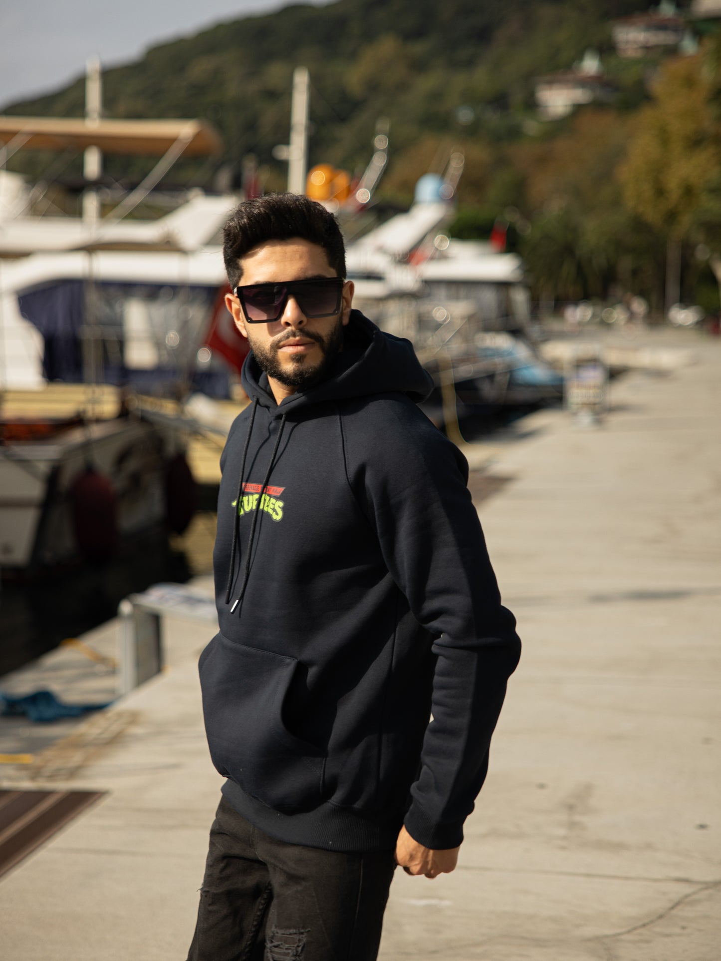 Sudadera con capucha de algodón y poliéster en corte regular fit, modelo Turtles, ideal para un look casual y cómodo.