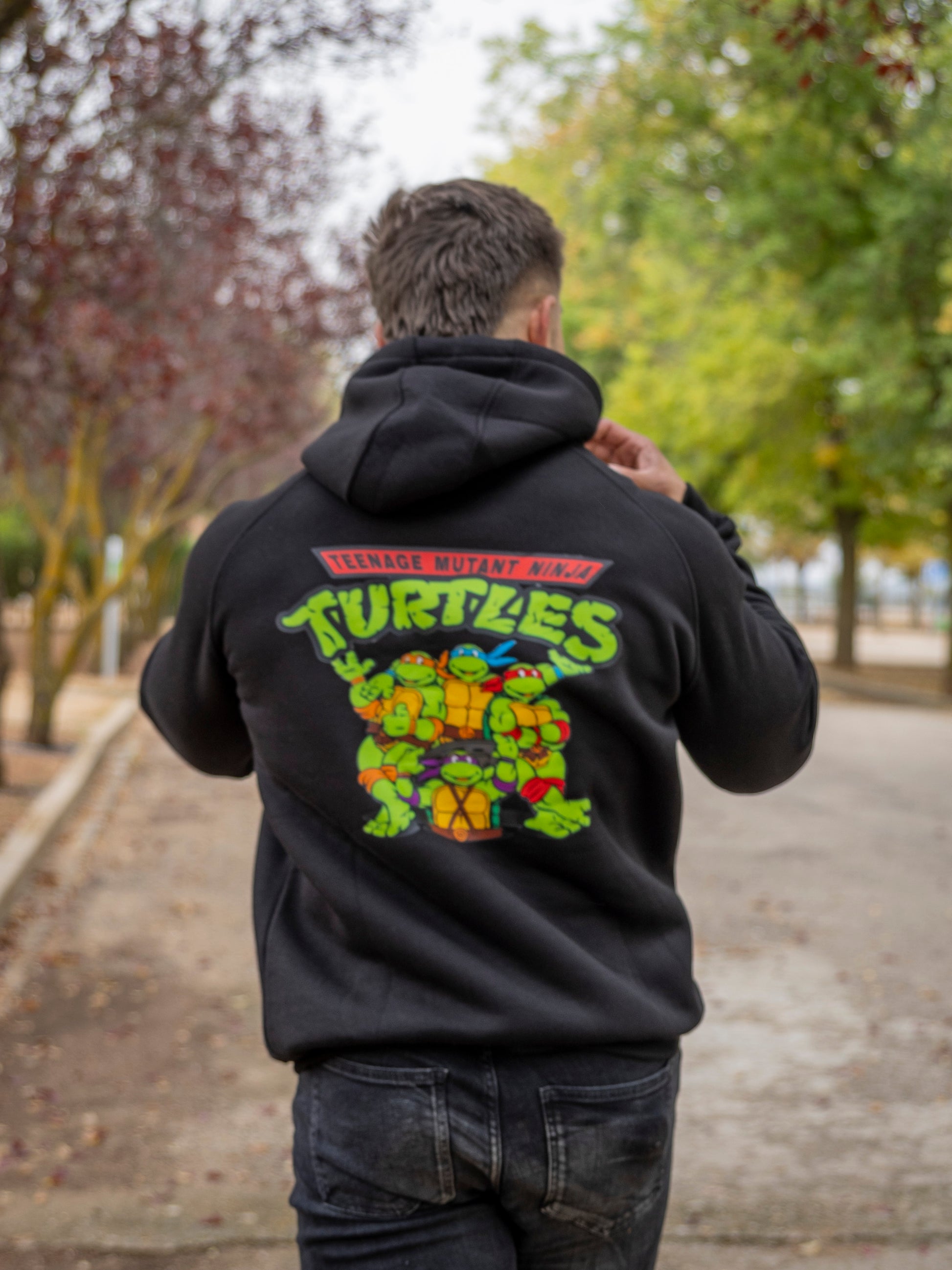 Sudadera con capucha de algodón y poliéster en corte regular fit, modelo Turtles, ideal para un look casual y cómodo.