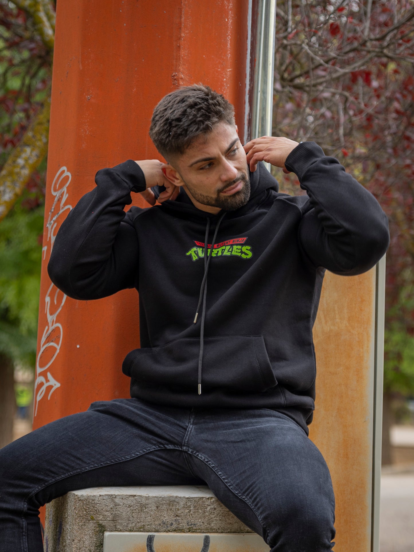 Sudadera con capucha de algodón y poliéster en corte regular fit, modelo Turtles, ideal para un look casual y cómodo.