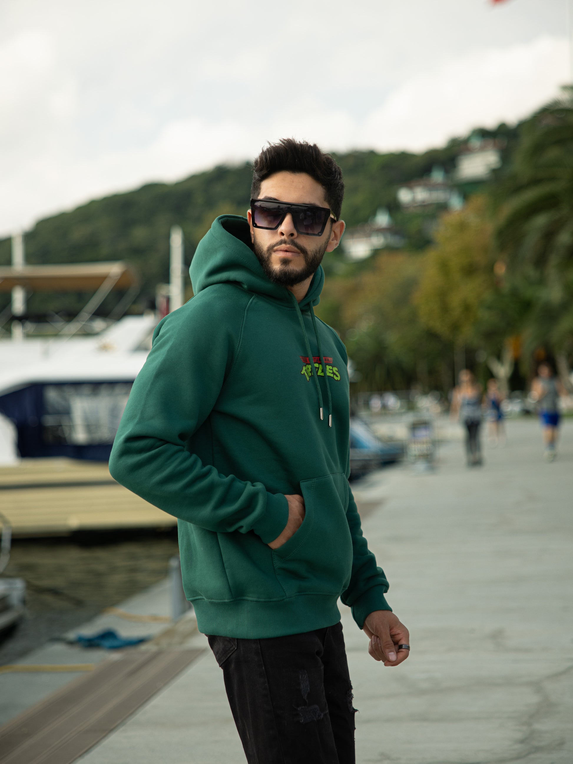 Sudadera con capucha de algodón y poliéster en corte regular fit, modelo Turtles, ideal para un look casual y cómodo.