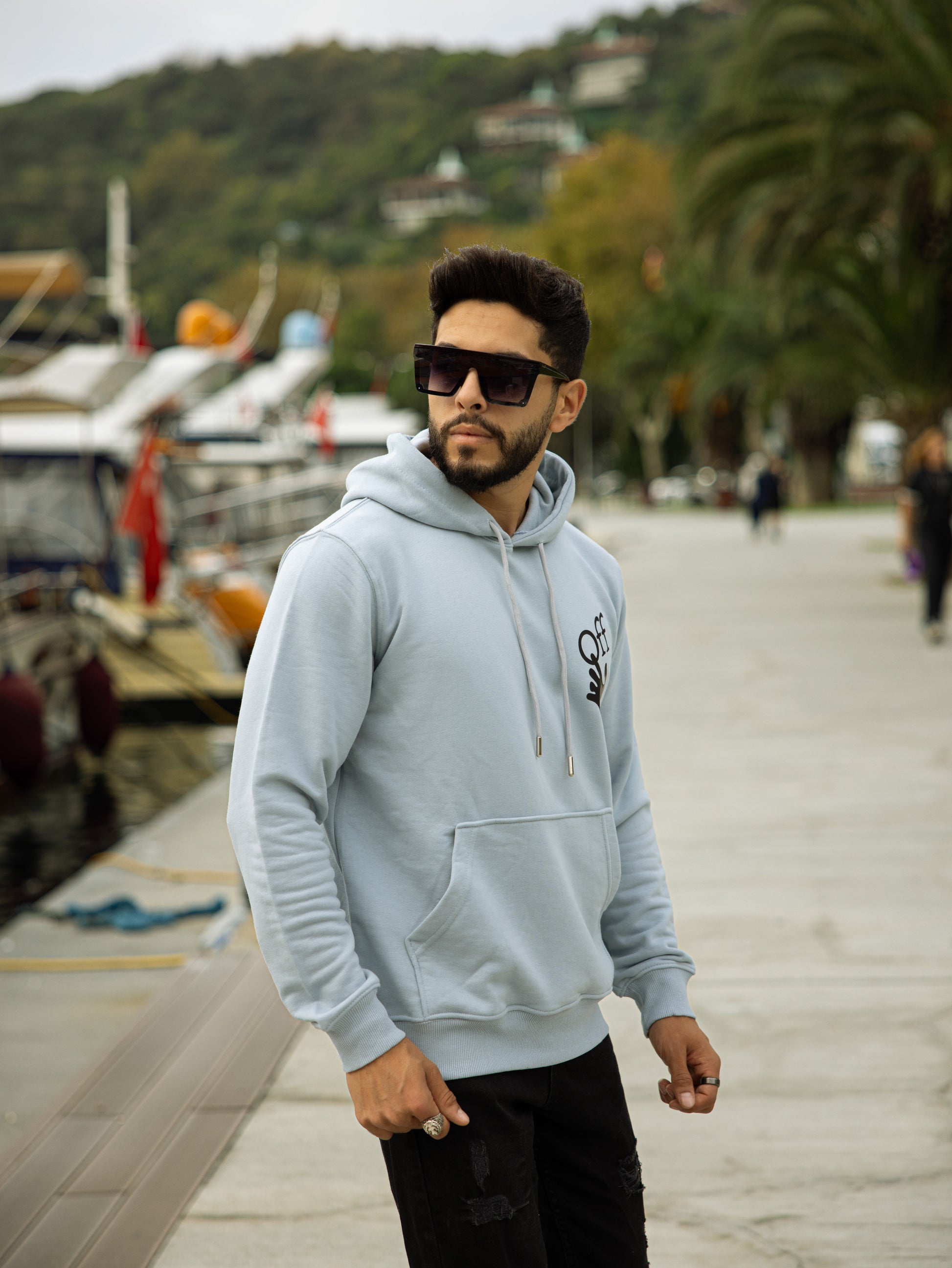 Sudadera azul de algodón con capucha ajustable y bolsillo canguro para looks casuales