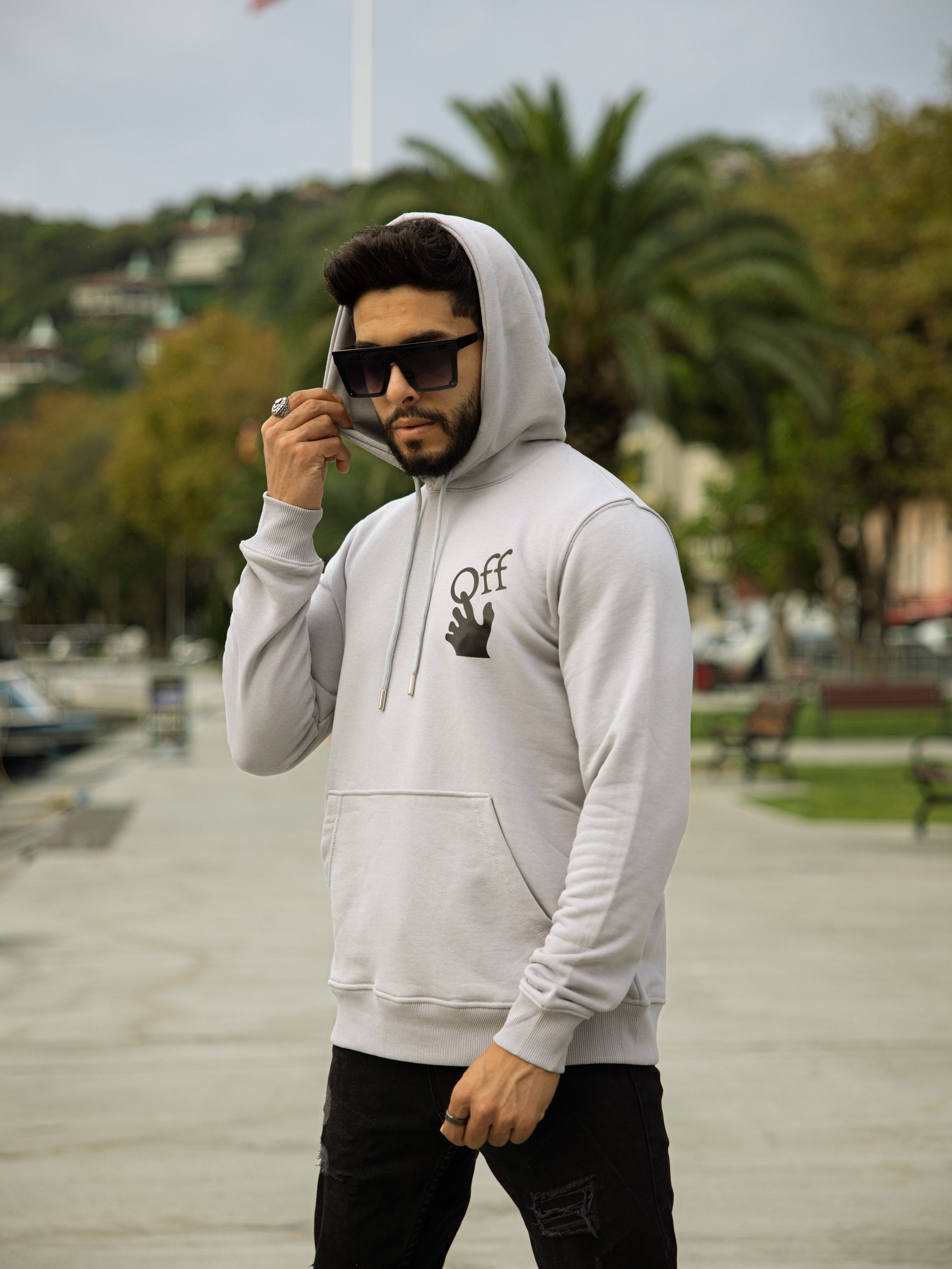 Sudadera gris  de algodón con capucha ajustable y bolsillo canguro para looks casuales