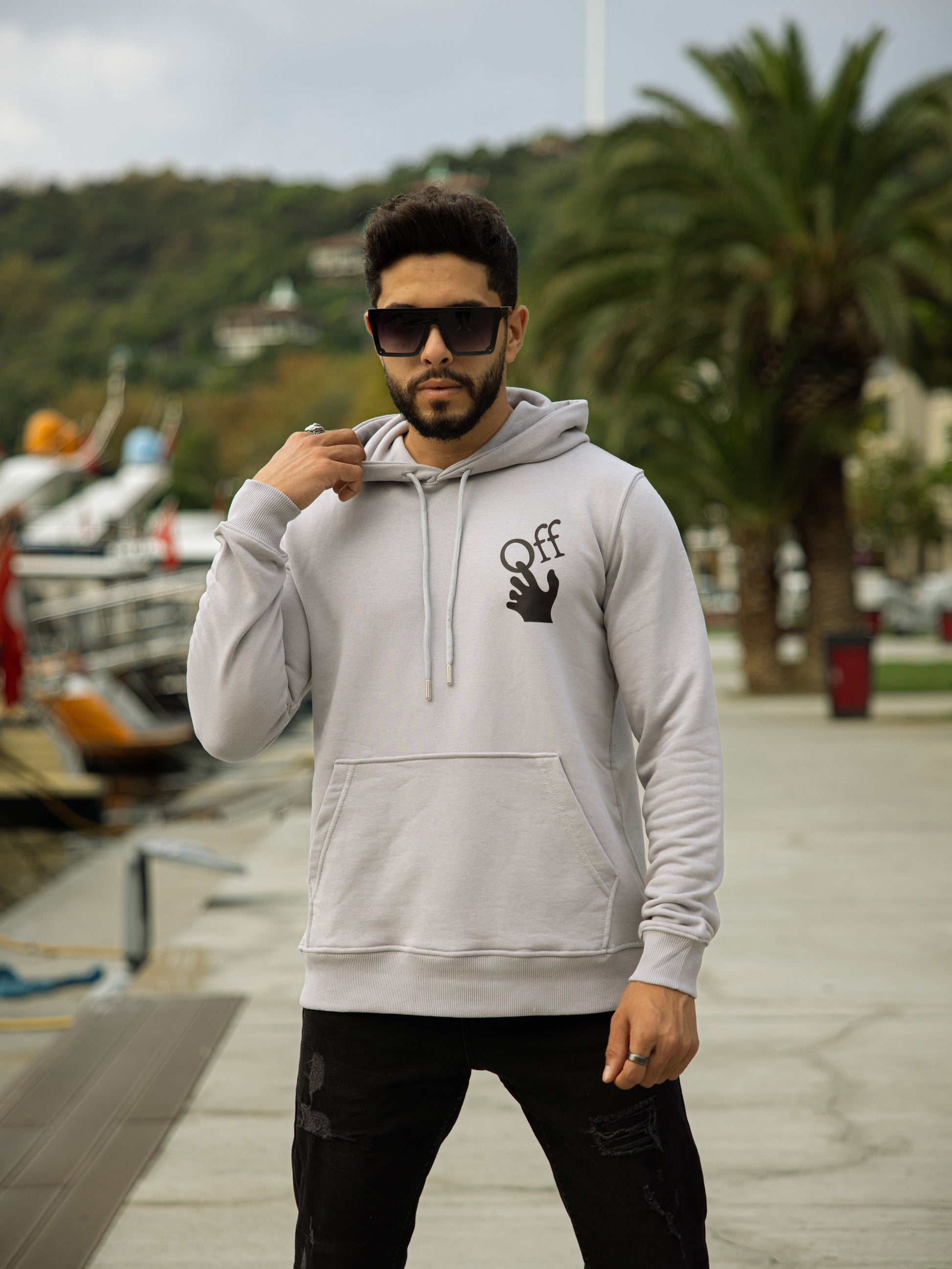 Sudadera gris  de algodón con capucha ajustable y bolsillo canguro para looks casuales