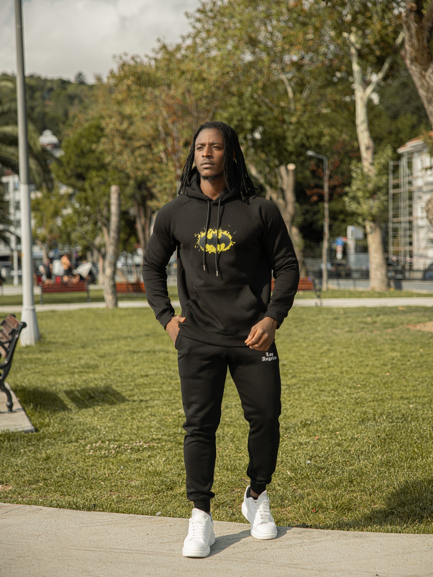 Sudadera con capucha de algodón y poliéster de corte regular fit con diseño de Batman, ideal para un look casual y cómodo.