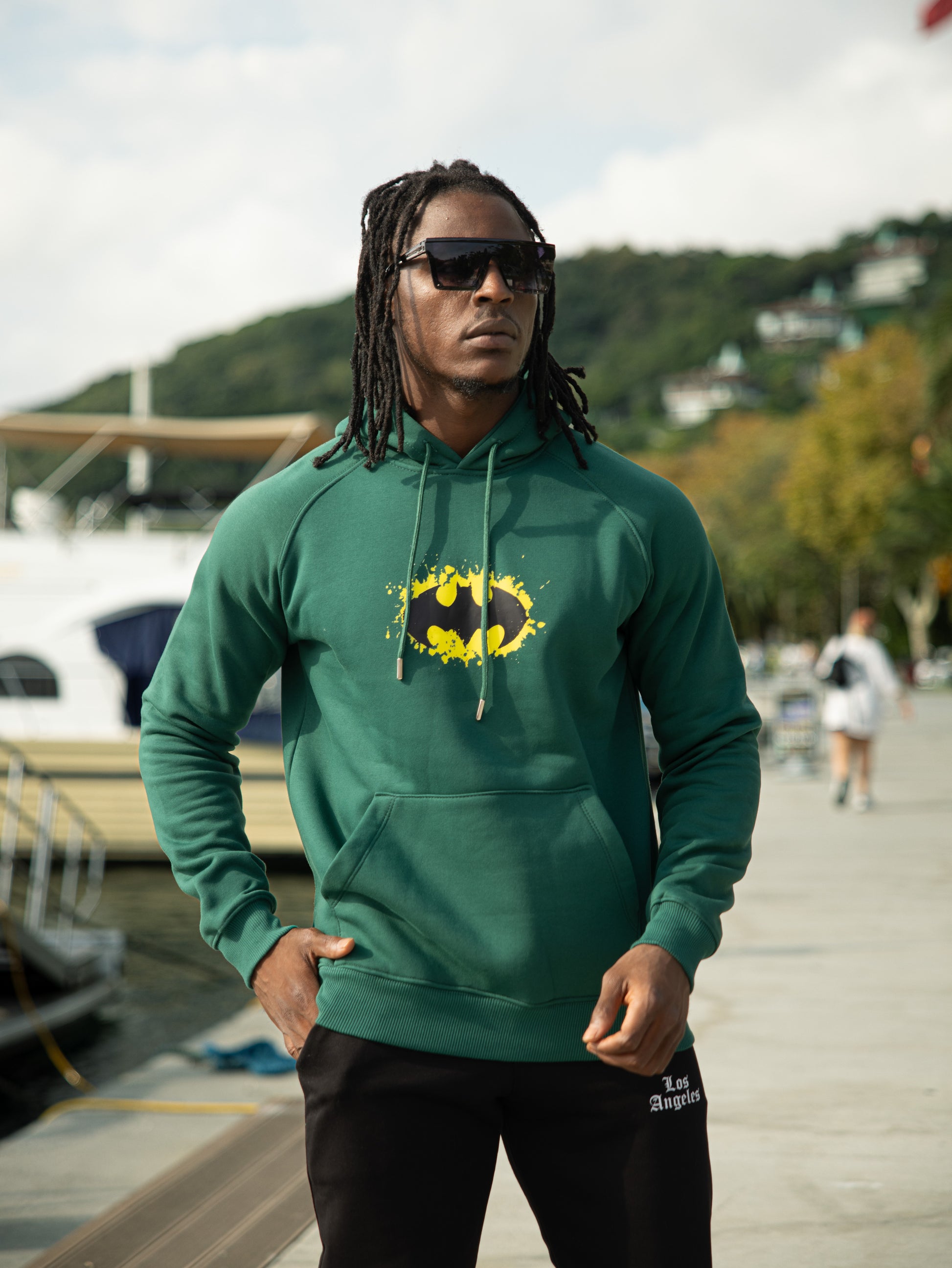 Sudadera con capucha de algodón y poliéster de corte regular fit con diseño de Batman, ideal para un look casual y cómodo.