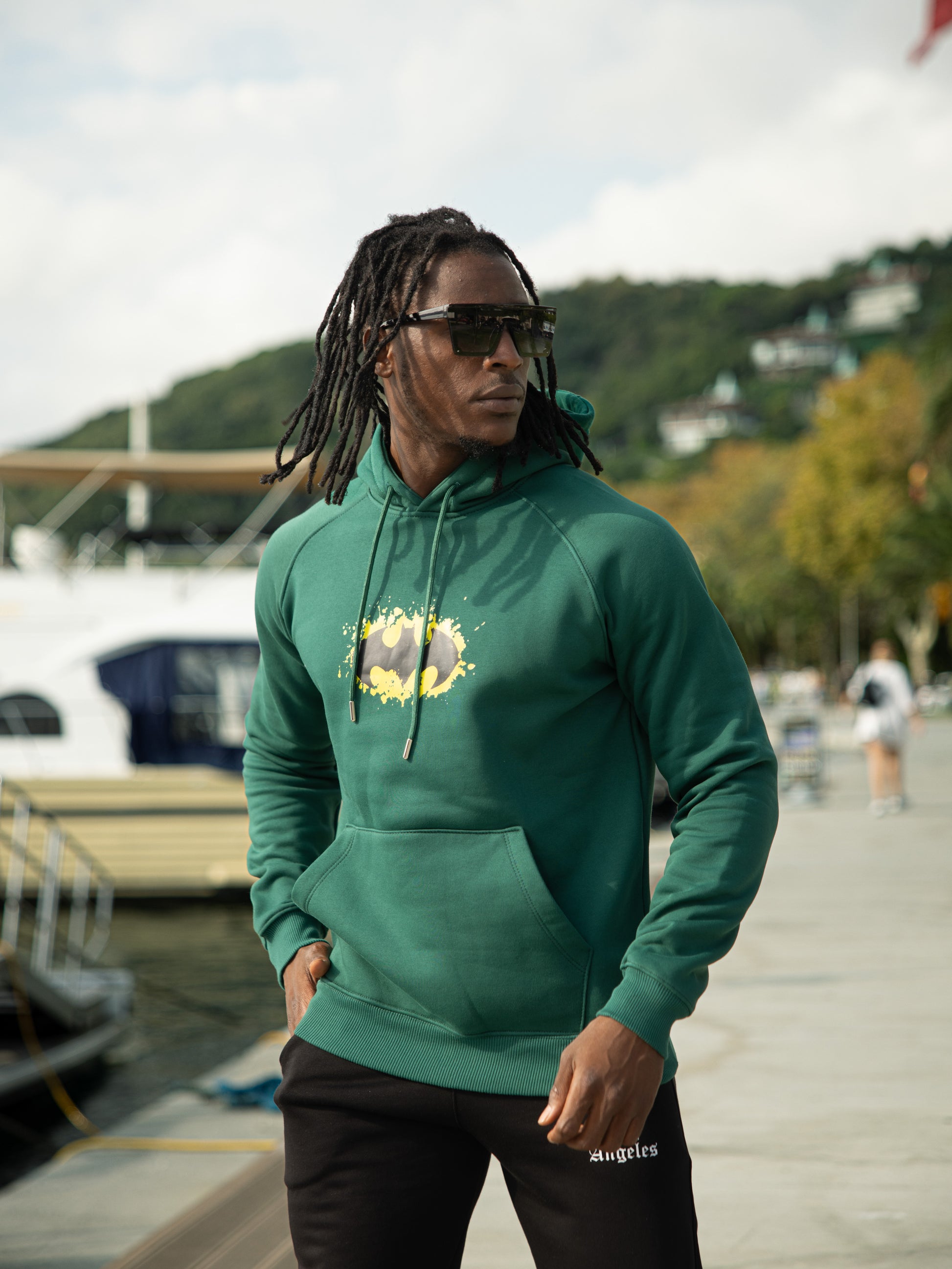 Sudadera con capucha de algodón y poliéster de corte regular fit con diseño de Batman, ideal para un look casual y cómodo.