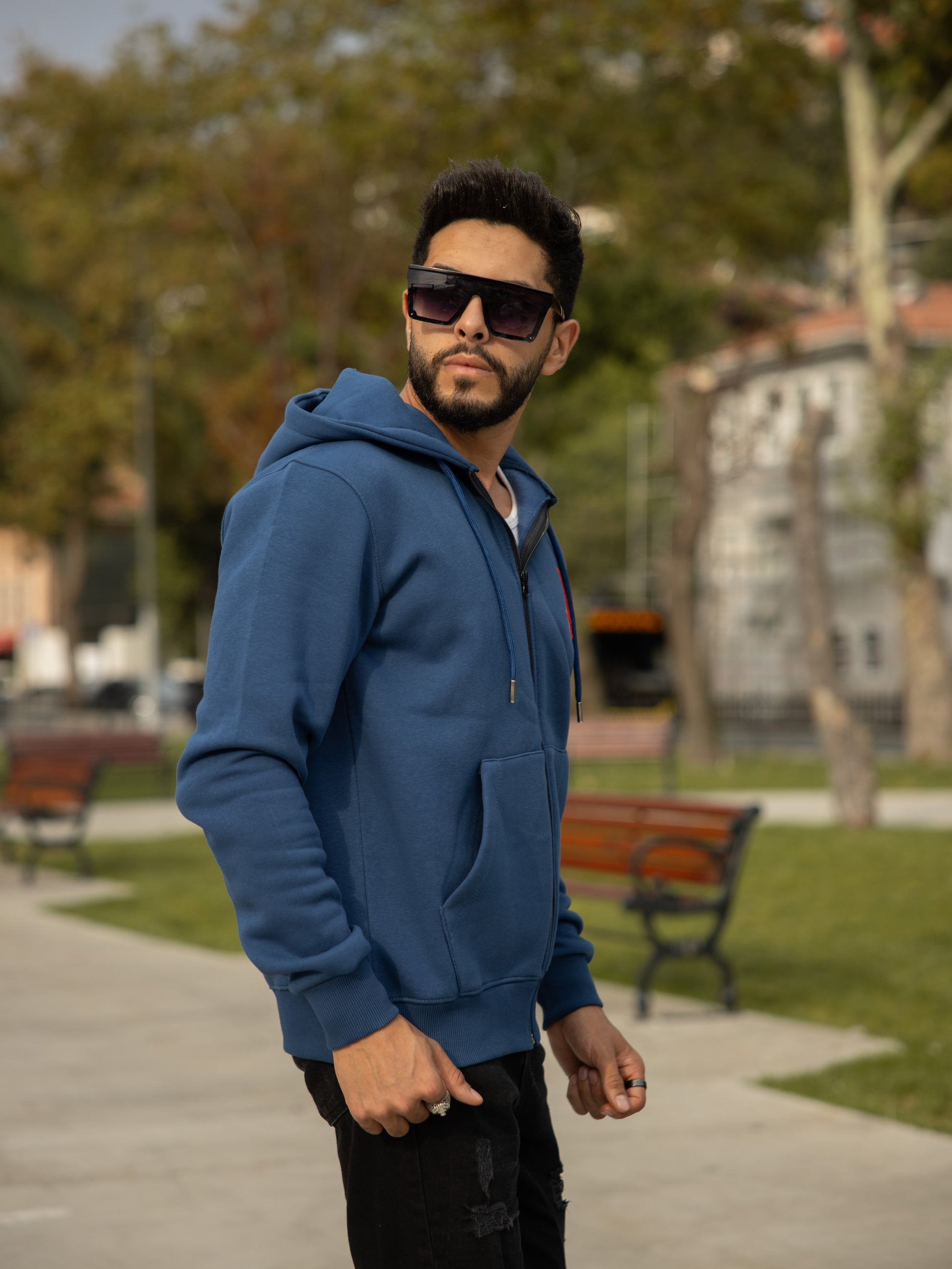 Sudadera con capucha, bolsillos y cremallera de algodón y poliéster con diseño Tokyo en color azul. Ideal para un look casual y cómodo.