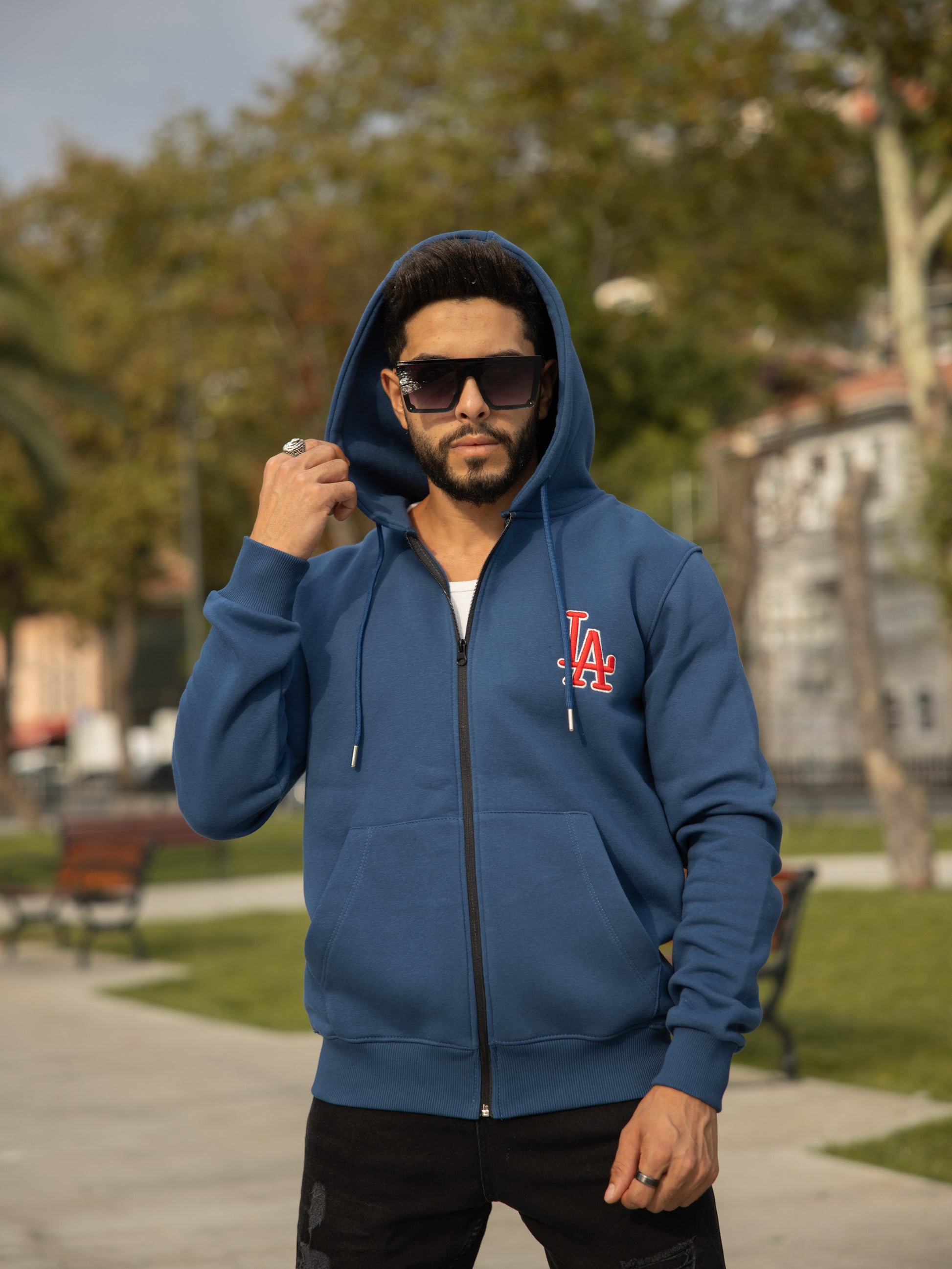 Sudadera con capucha, bolsillos y cremallera de algodón y poliéster con diseño Tokyo en color azul. Ideal para un look casual y cómodo.