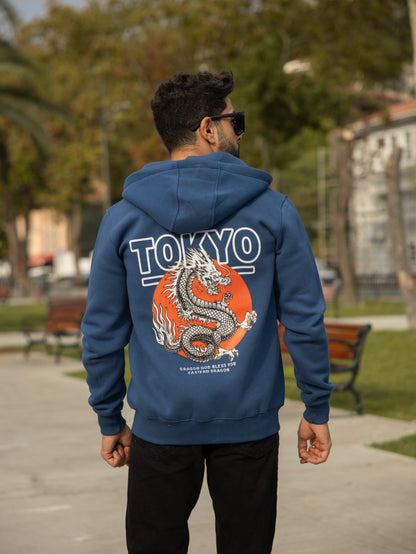 Sudadera con capucha, bolsillos y cremallera de algodón y poliéster con diseño Tokyo en color azul. Ideal para un look casual y cómodo.