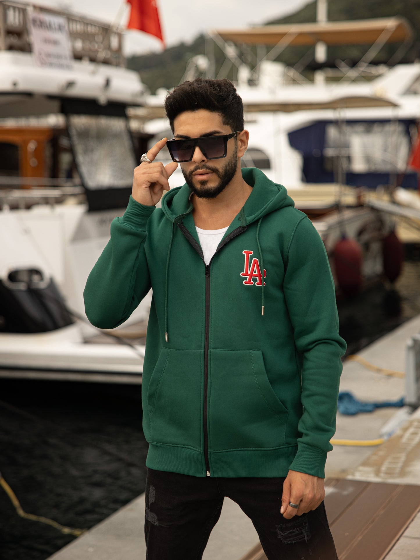 Sudadera con capucha, bolsillos y cremallera de algodón y poliéster con diseño Tokyo en color verde. Ideal para un look casual y cómodo.