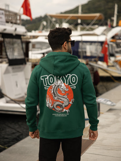 Sudadera con capucha, bolsillos y cremallera de algodón y poliéster con diseño Tokyo en color verde. Ideal para un look casual y cómodo.